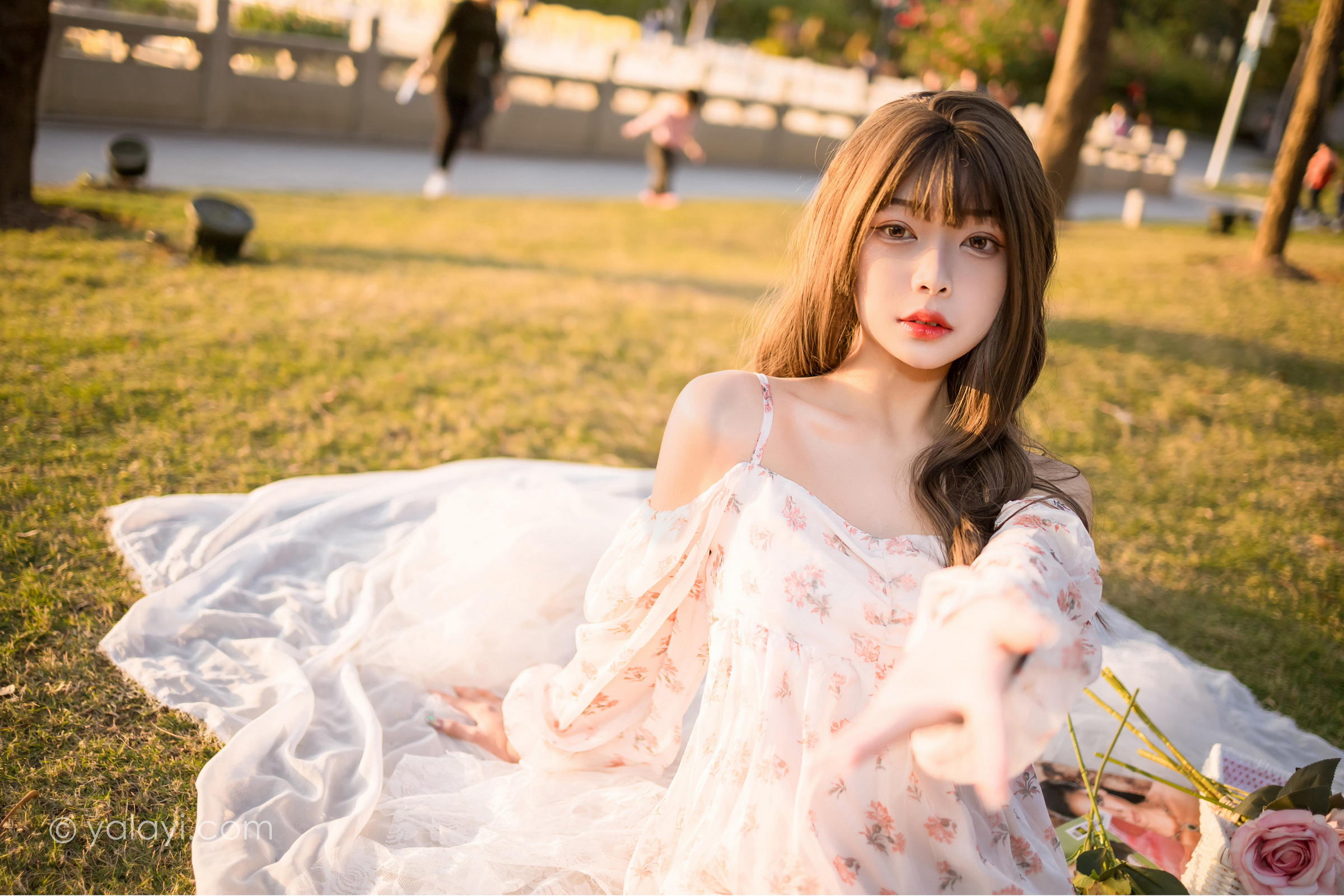 [YALAYI雅拉伊]2022.02.16 希望的阳光 阿禾 白色透视吊带连衣裙公园休闲写真集第4张