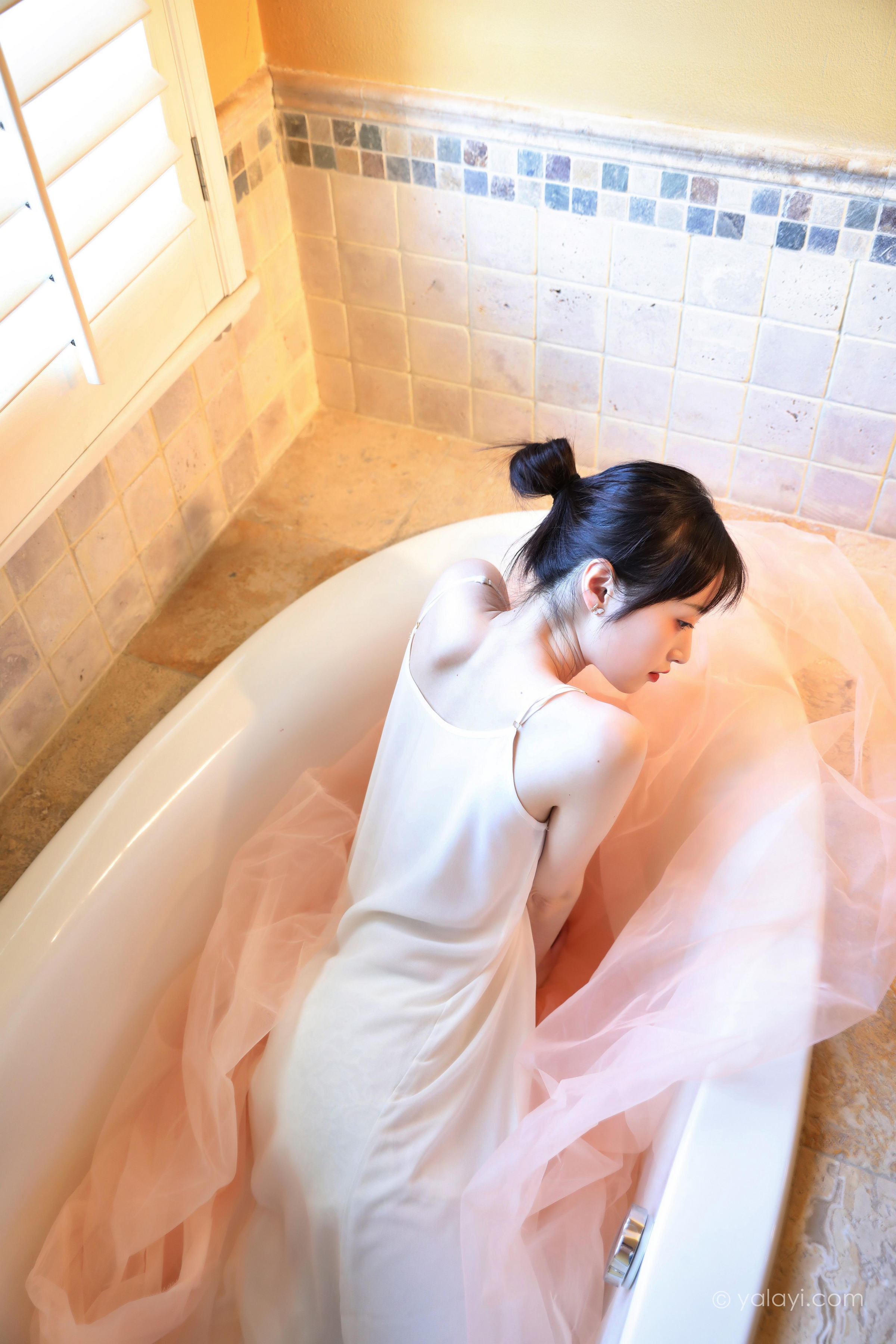 [YALAYI雅拉伊]2022.05.20 不是风景 京京 白色透视镂空披肩加橙色吊带睡衣裙性感写真集第2张