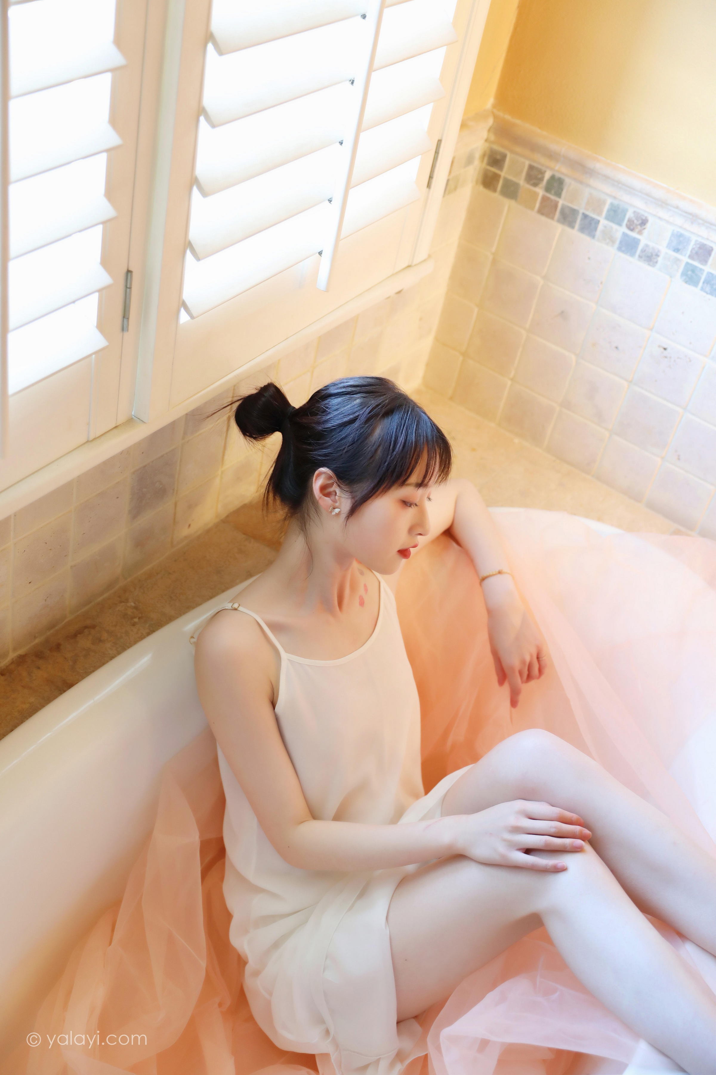 [YALAYI雅拉伊]2022.05.20 不是风景 京京 白色透视镂空披肩加橙色吊带睡衣裙性感写真集第3张