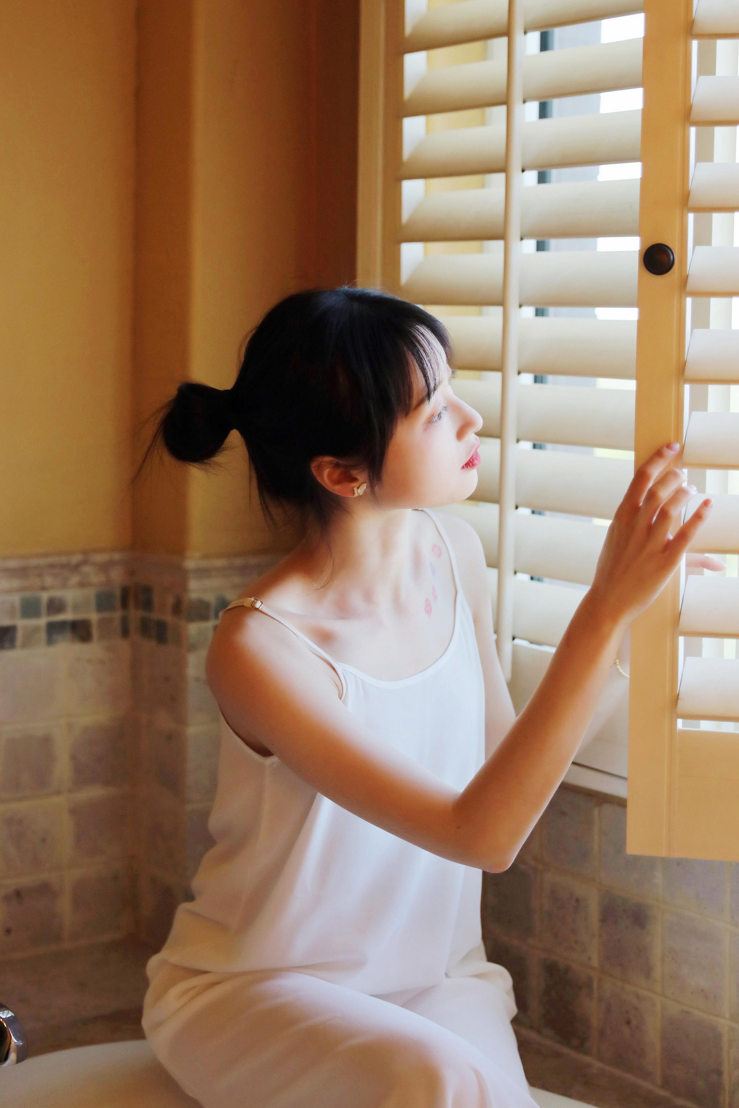 [YALAYI雅拉伊]2022.05.20 不是风景 京京 白色透视镂空披肩加橙色吊带睡衣裙性感写真集第9张