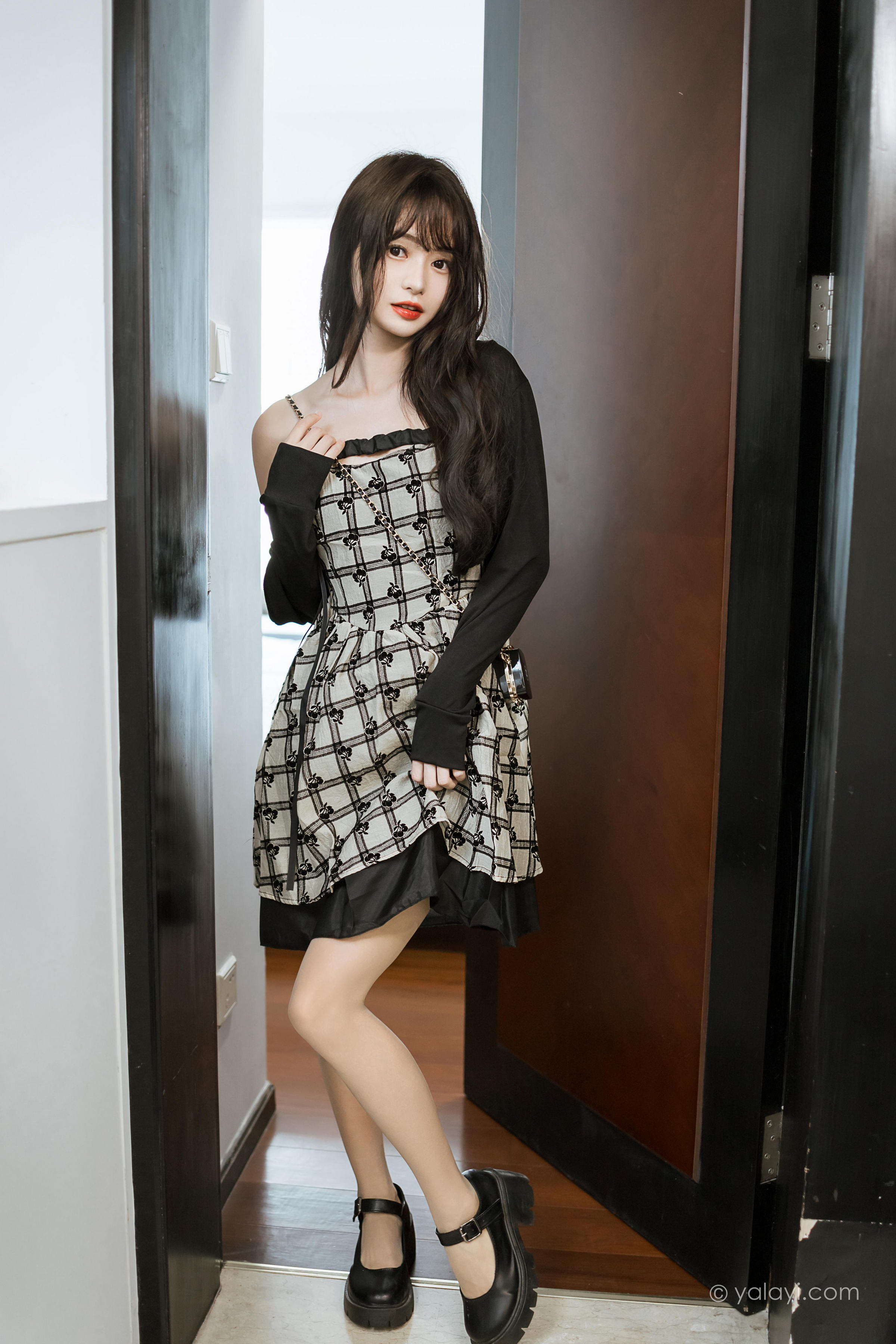 [YALAYI雅拉伊]2022.09.05 温柔的夜 小亭 黑色小外套加白色格子连衣裙居家清纯写真集第6张
