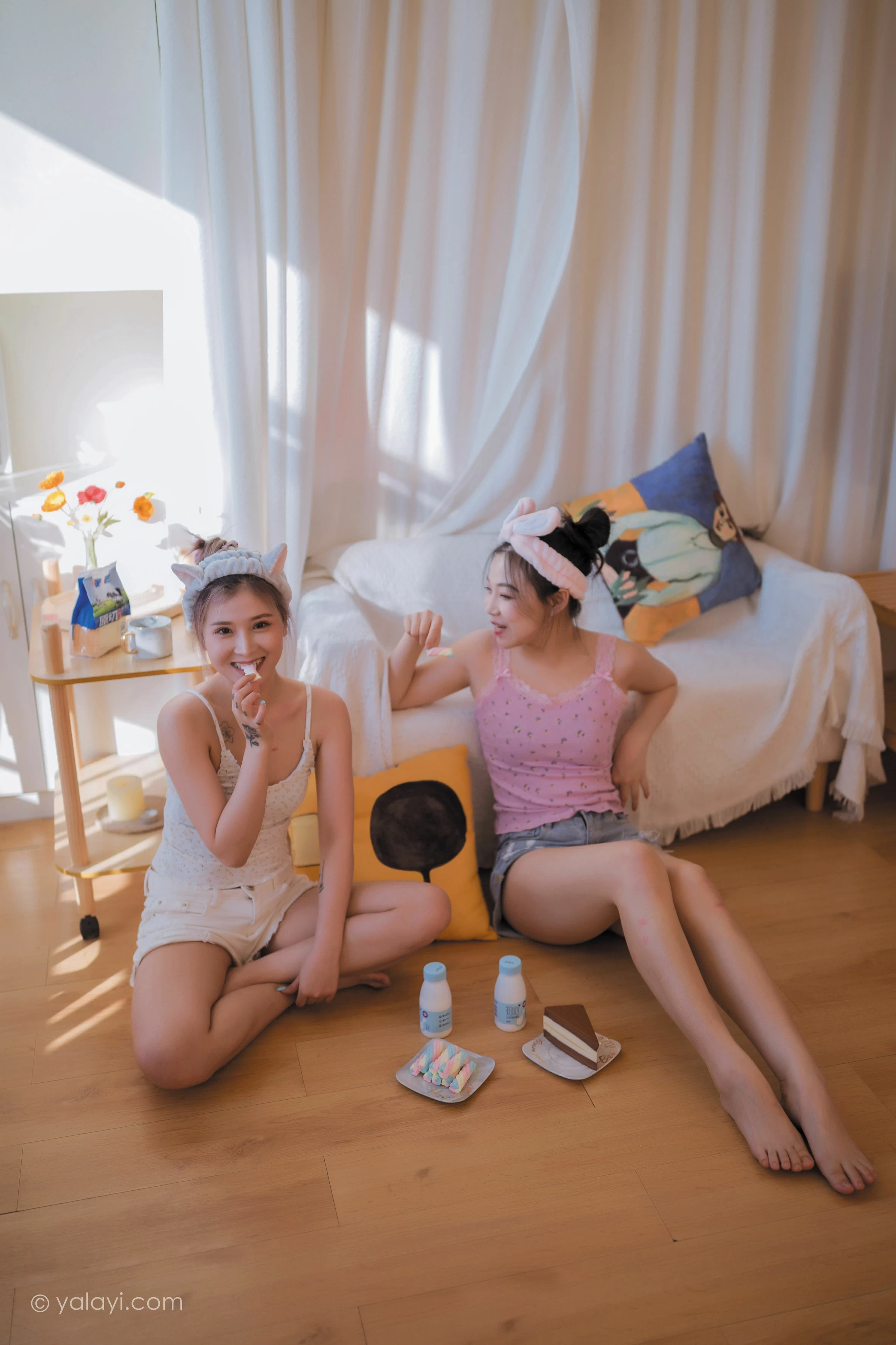 [YALAYI雅拉伊]NO.728 《另一个我》 左木 梦涵 性感小背心加短裤居家私房写真集第7张