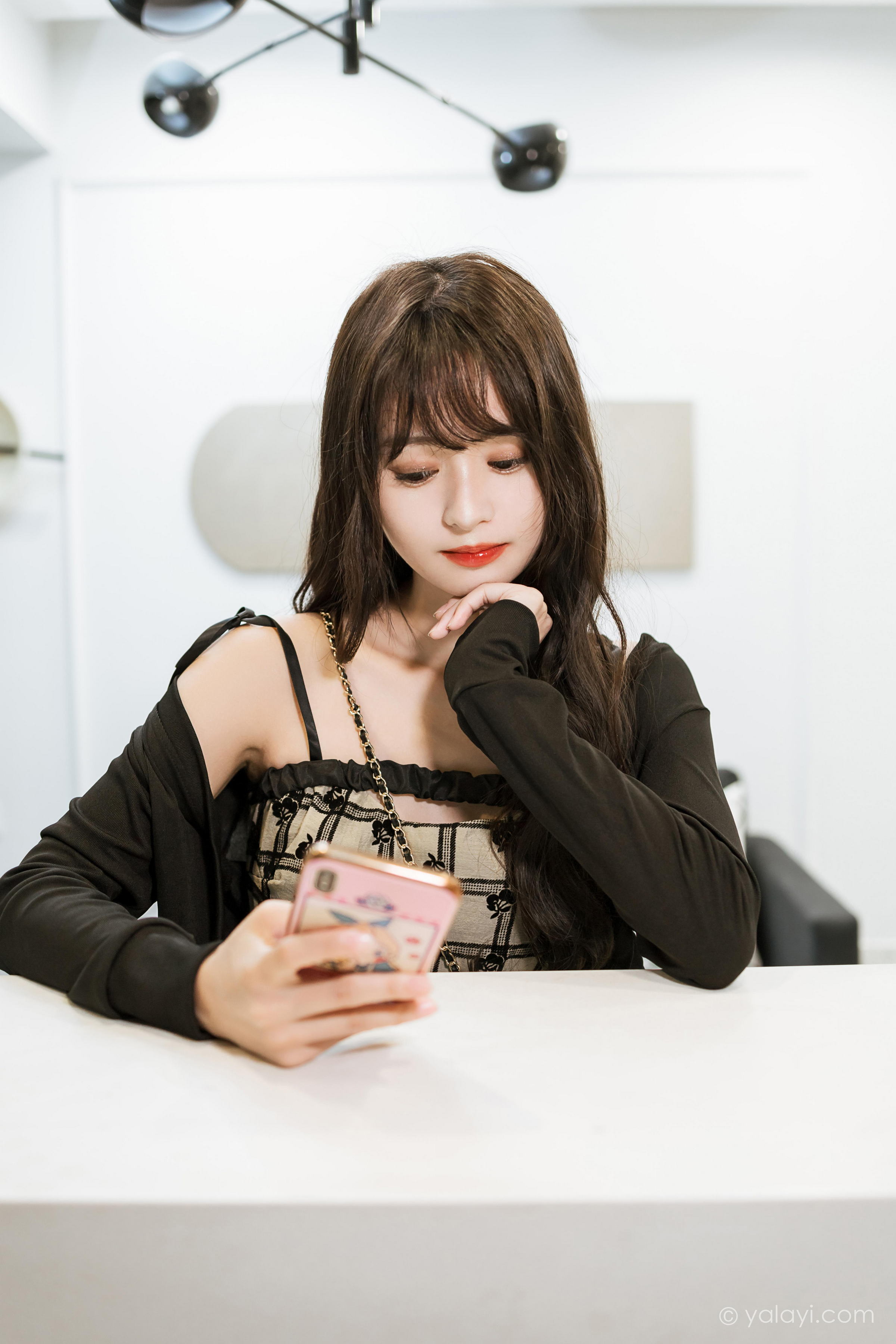 [YALAYI雅拉伊]2022.09.05 温柔的夜 小亭 黑色小外套加白色格子连衣裙居家清纯写真集第9张