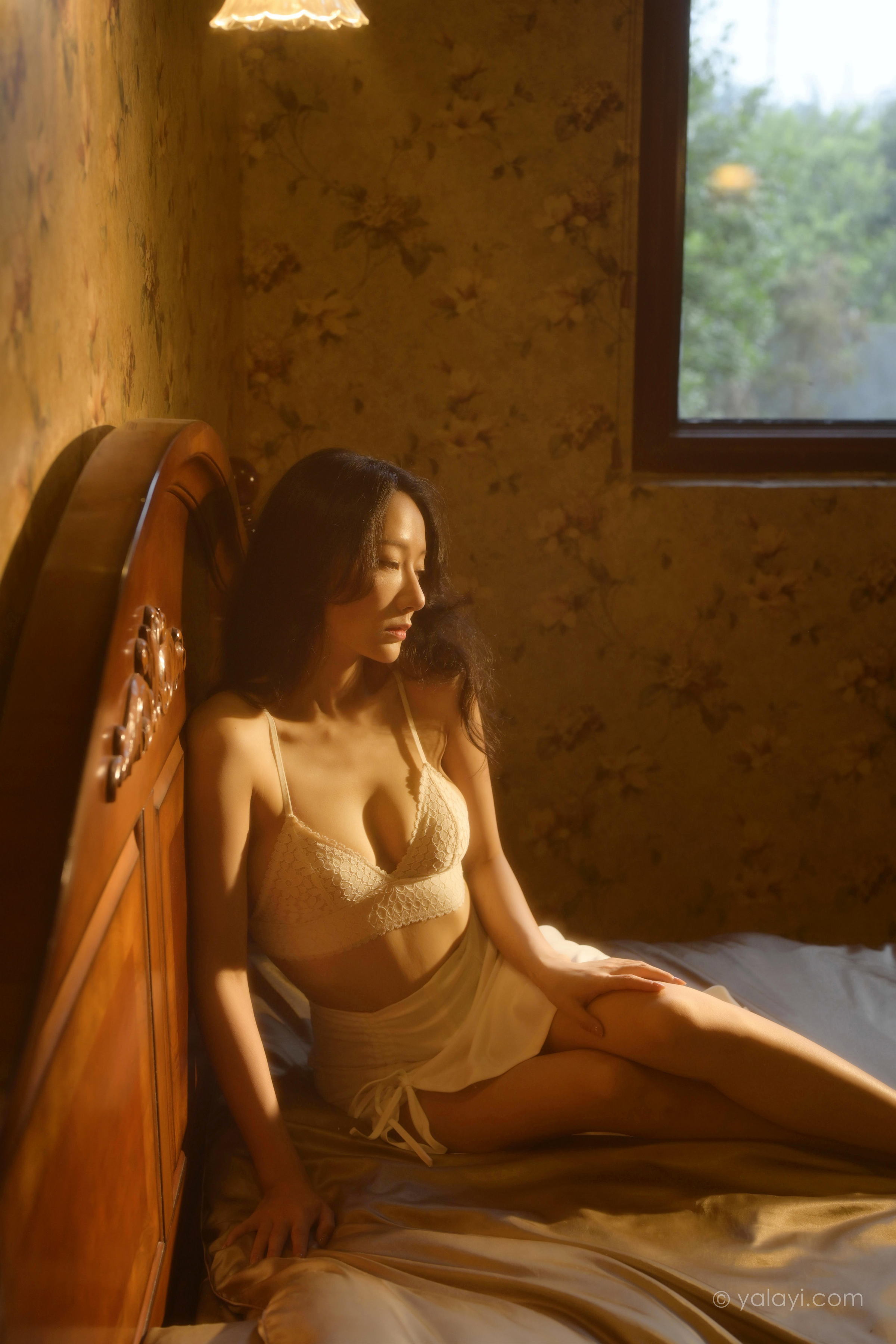 [YALAYI雅拉伊]2022.10.12 她是谁 何嘉颖 白色蕾丝内衣加开叉长裙居家性感私房写真集第1张
