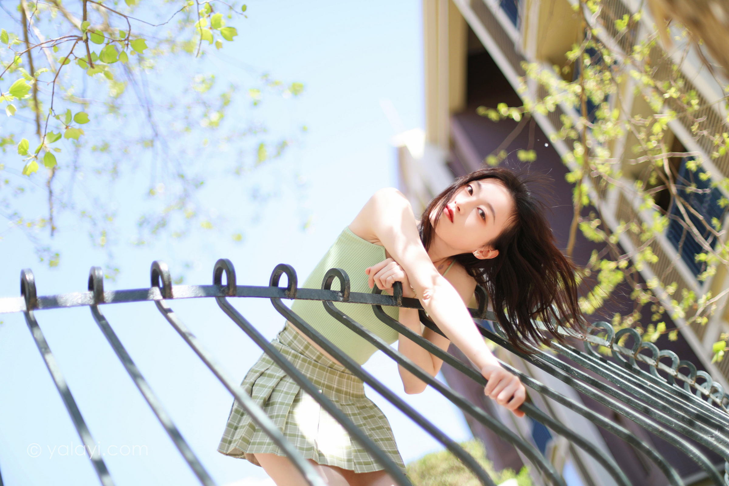 [YALAYI雅拉伊]2022.04.23 春柔 京京 性感小背心加格子短裙清纯写真集第9张