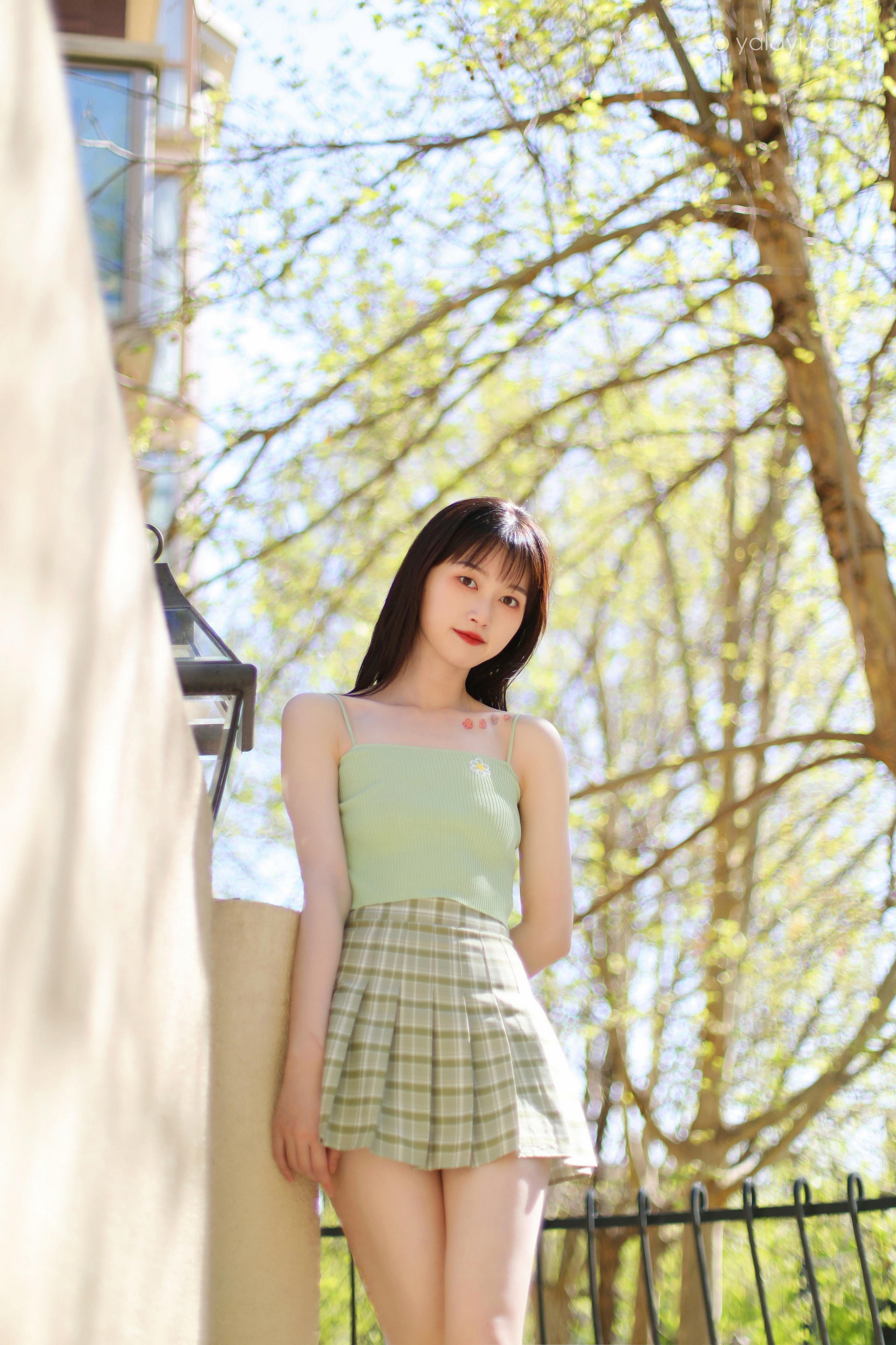 [YALAYI雅拉伊]2022.04.23 春柔 京京 性感小背心加格子短裙清纯写真集第3张