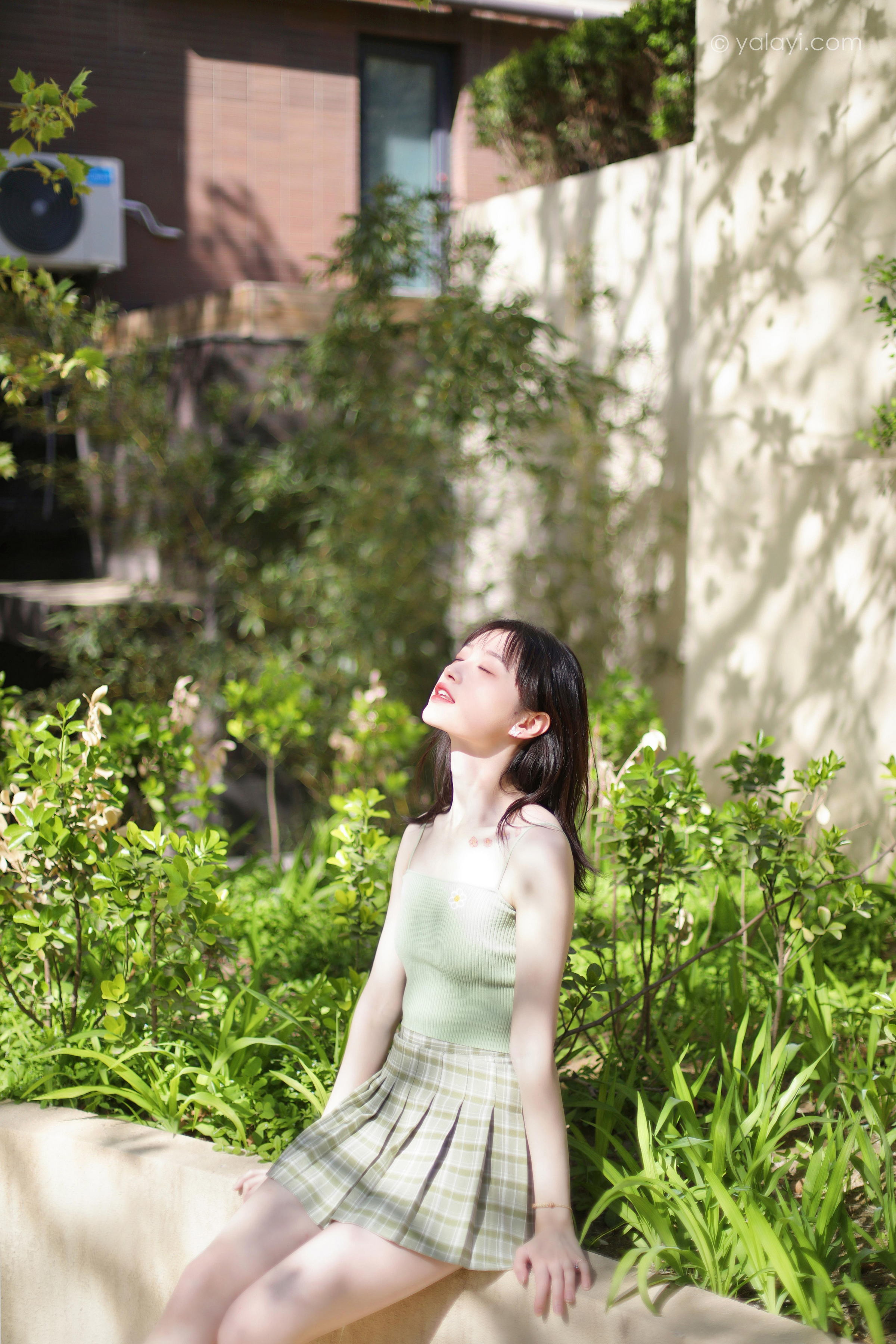 [YALAYI雅拉伊]2022.04.23 春柔 京京 性感小背心加格子短裙清纯写真集第13张