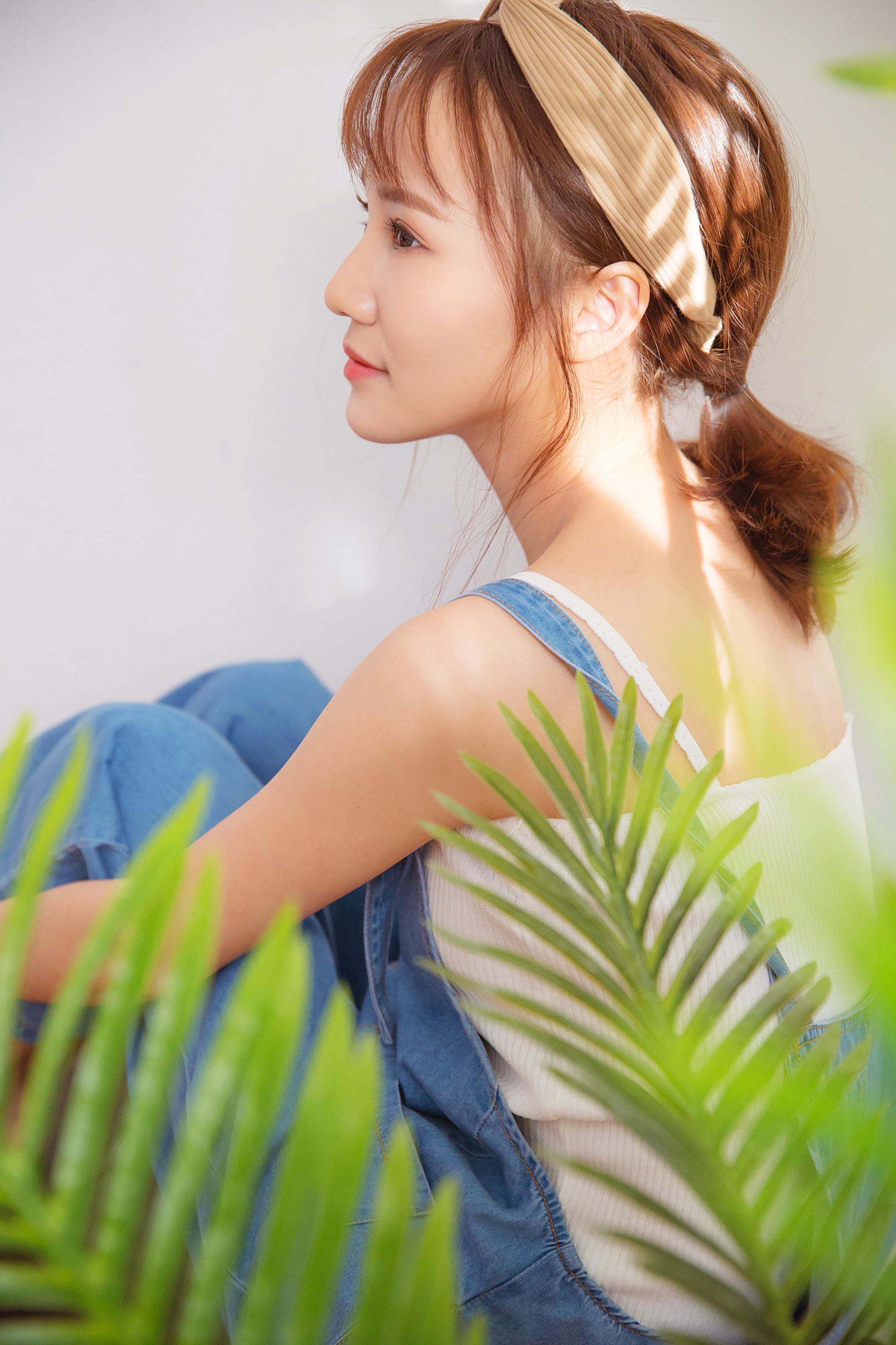 [YALAYI雅拉伊]2022.05.20 飒爽女生 灰色背带牛仔裤加白色性感小背心清纯写真集第7张