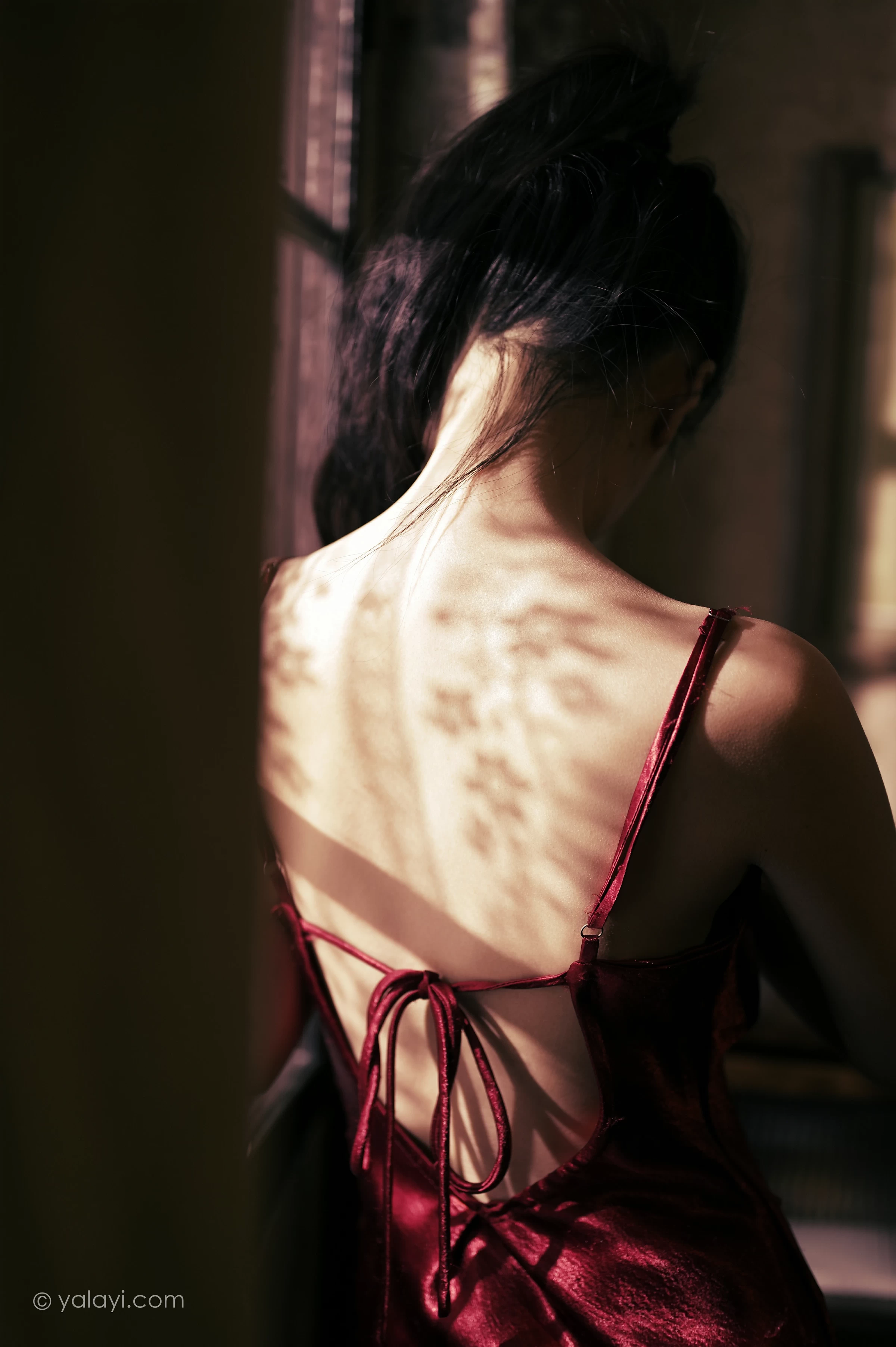 [YALAYI雅拉伊]NO.746 《岁月静好》 方岚 红色吊带裸背连衣裙性感写真集第12张