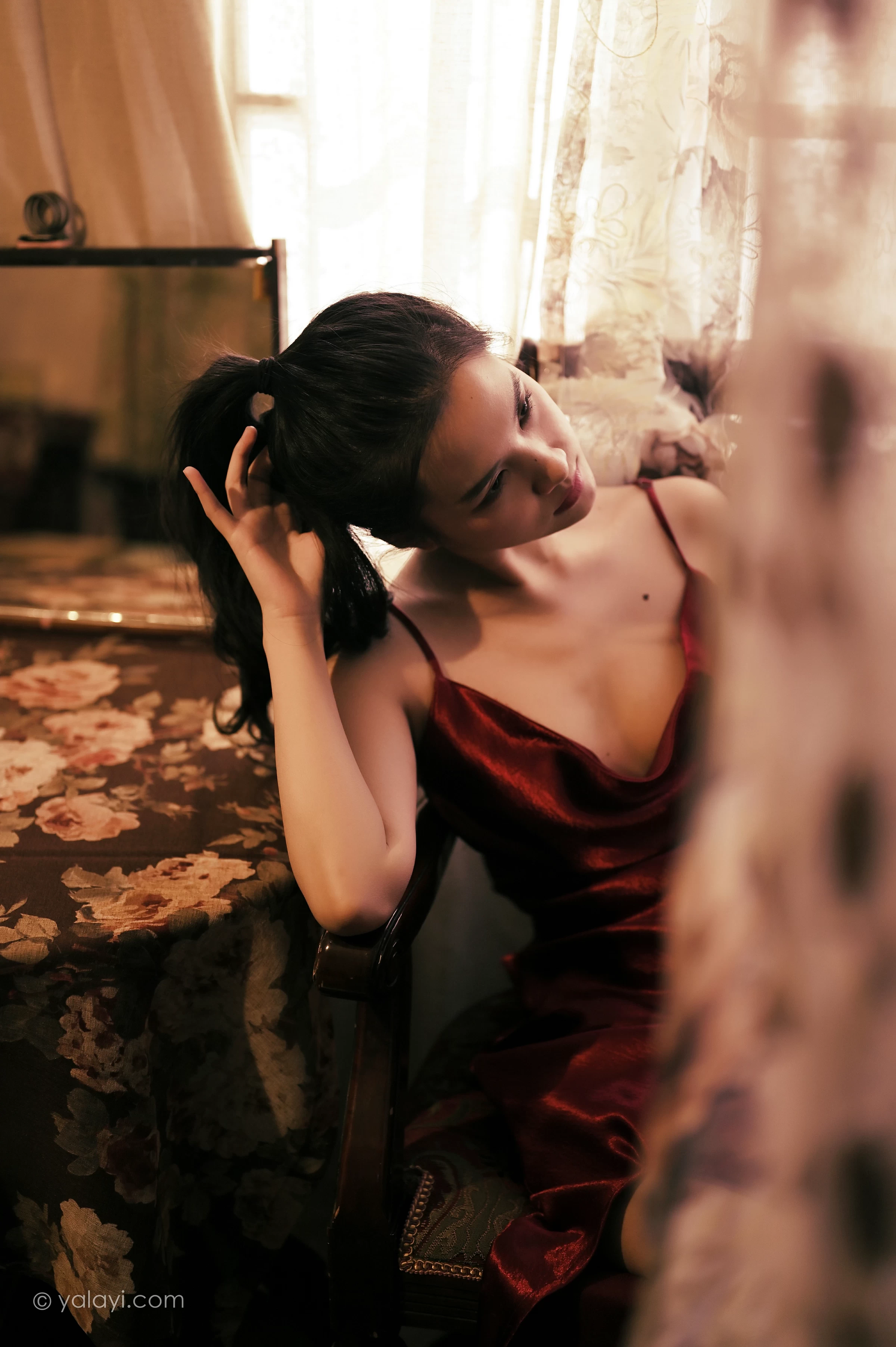 [YALAYI雅拉伊]NO.746 《岁月静好》 方岚 红色吊带裸背连衣裙性感写真集第16张