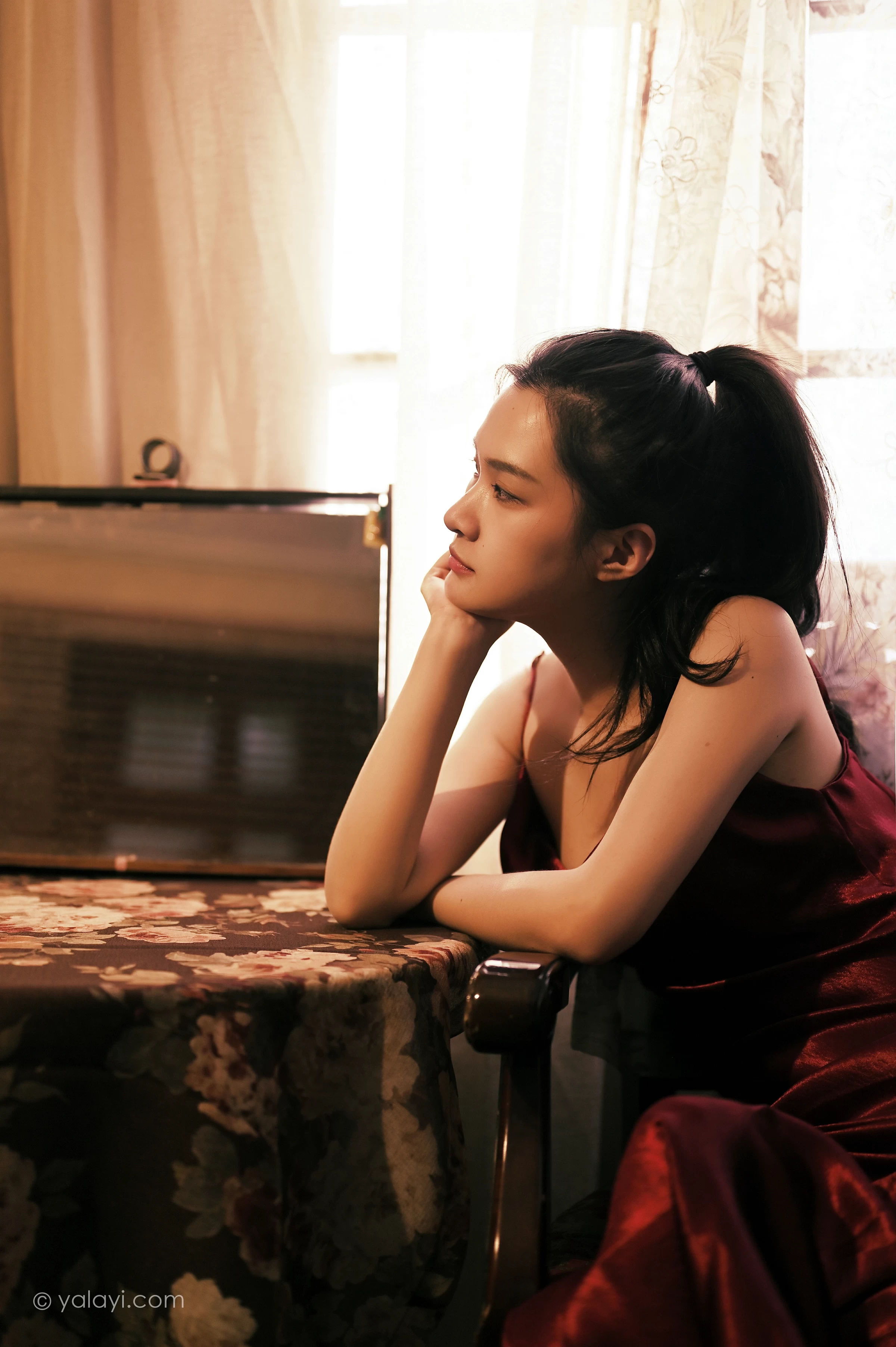 [YALAYI雅拉伊]NO.746 《岁月静好》 方岚 红色吊带裸背连衣裙性感写真集第16张