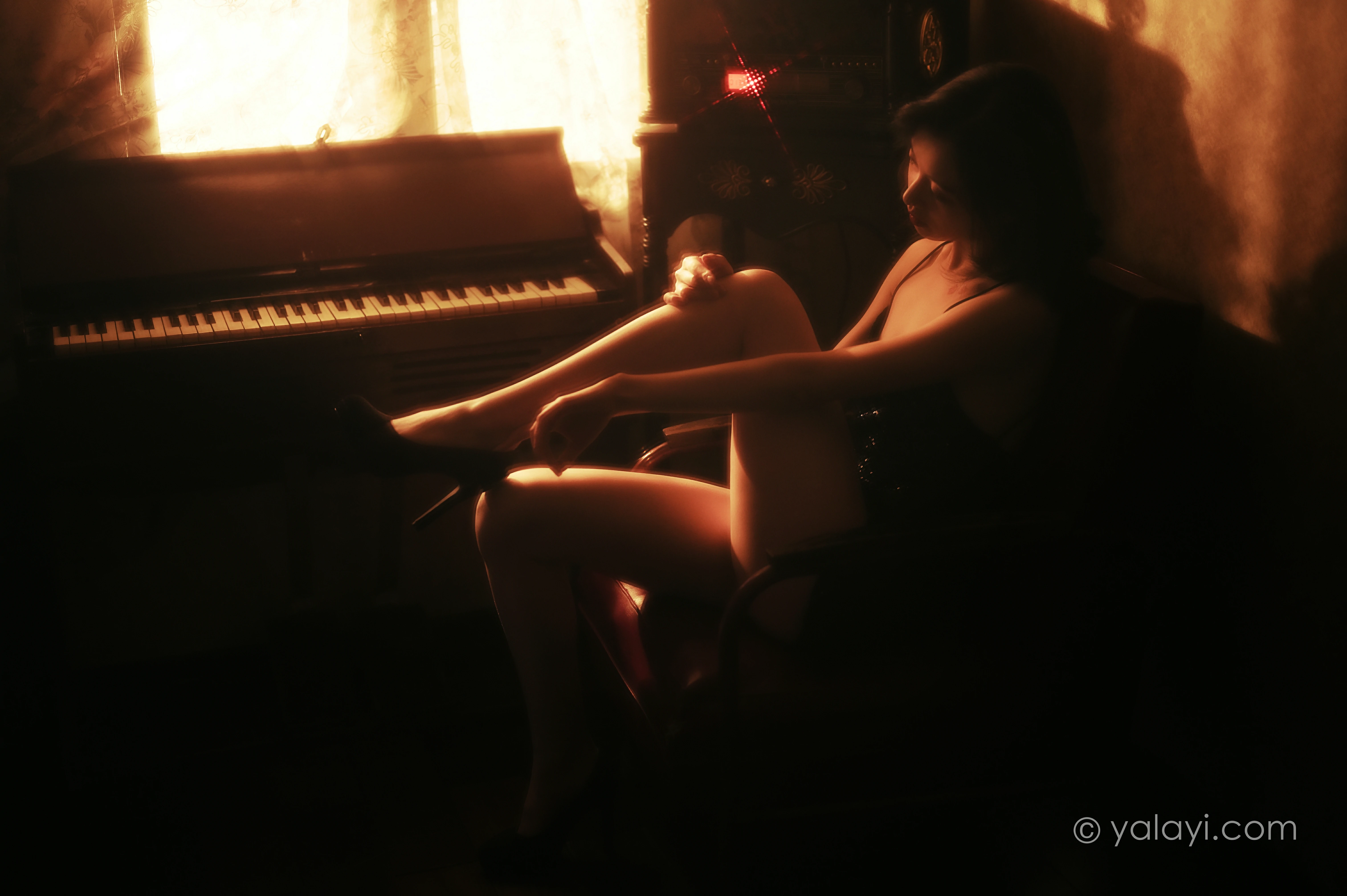 [YALAYI雅拉伊]NO.756 流金岁月 京京 黑色紧身吊带裸背连衣裙性感写真集第4张