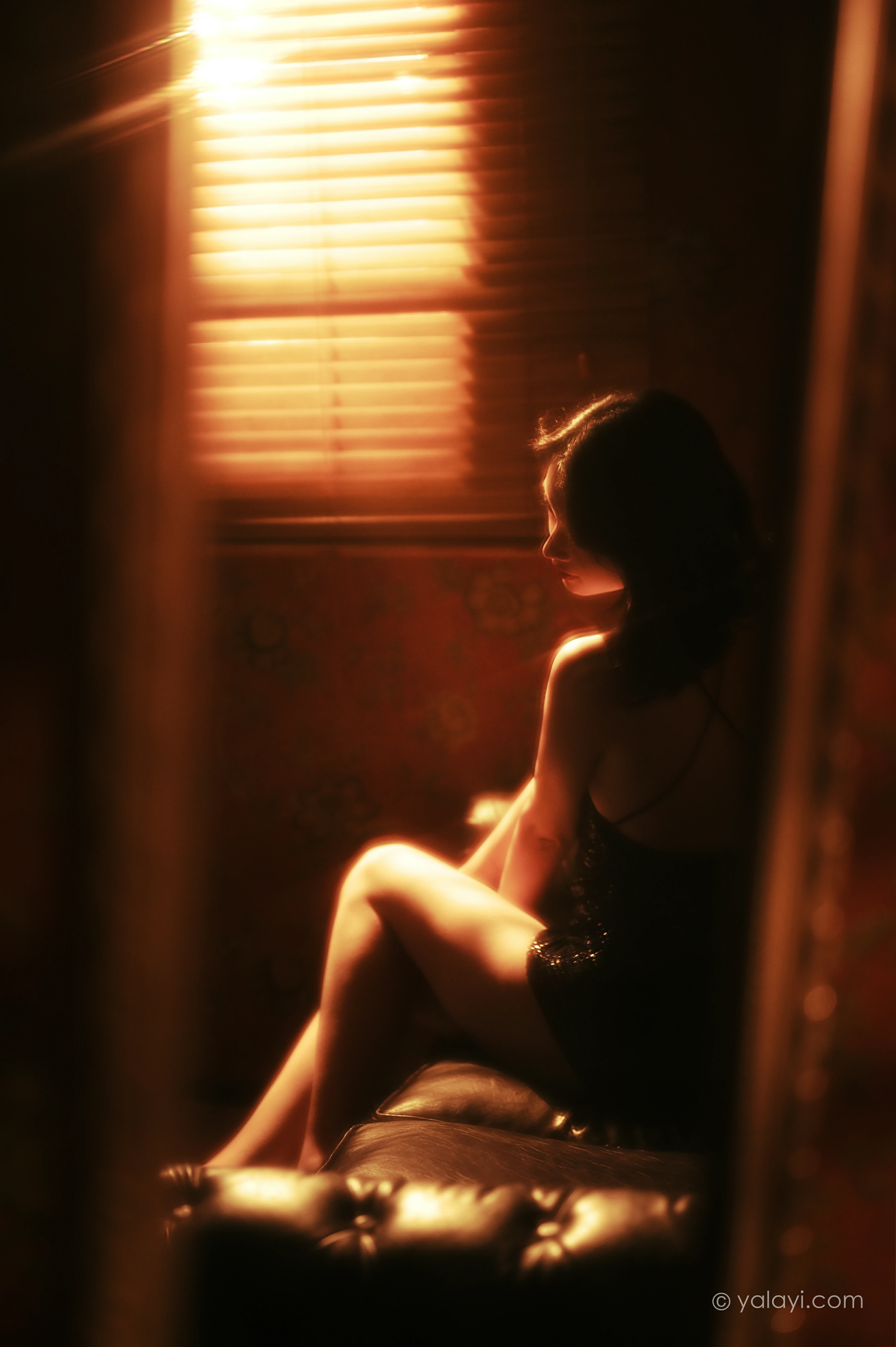 [YALAYI雅拉伊]NO.756 流金岁月 京京 黑色紧身吊带裸背连衣裙性感写真集第11张