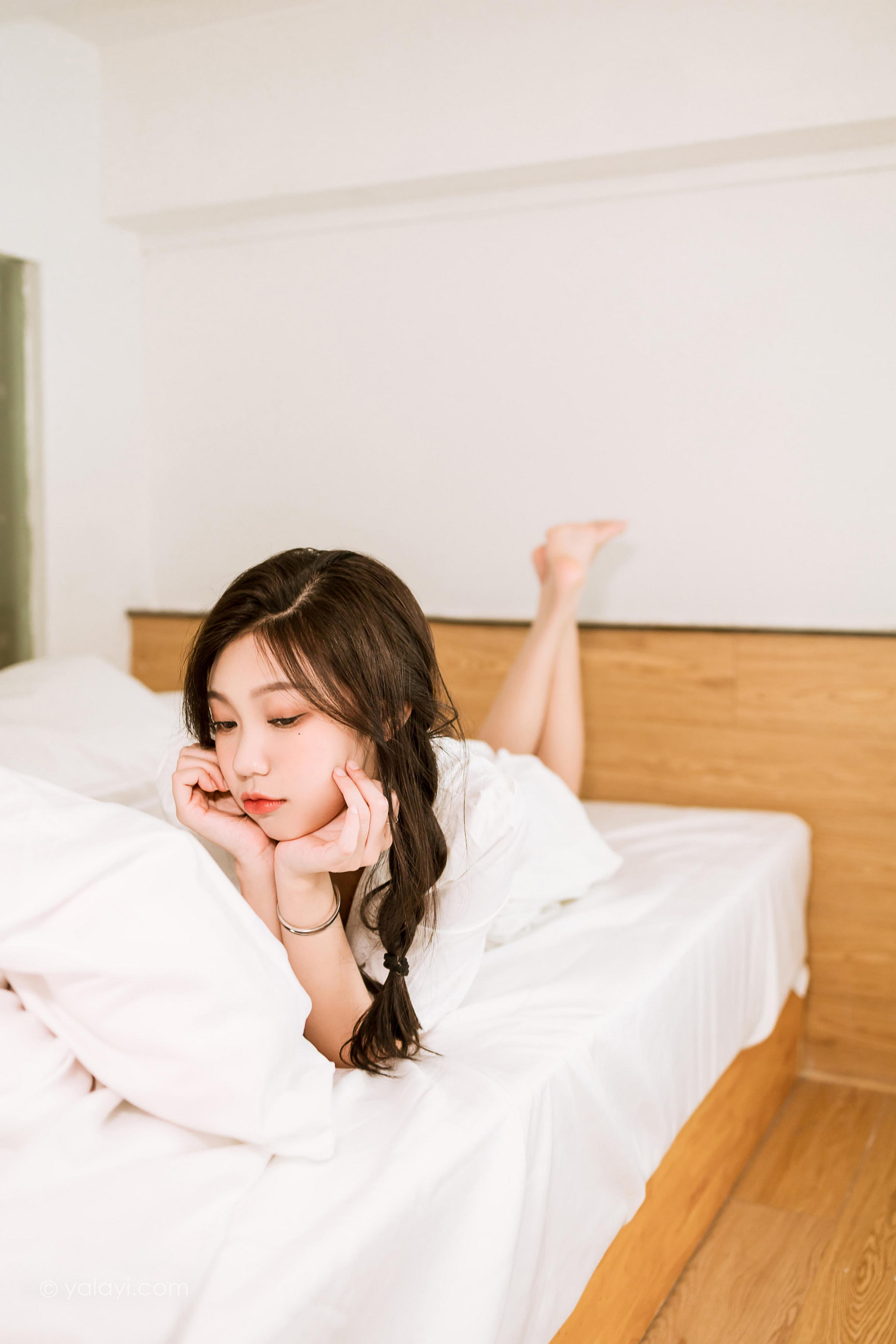 [YALAYI雅拉伊]2022.07.01 好美丽 梓瑶 白色连衣裙居家清纯写真集第4张
