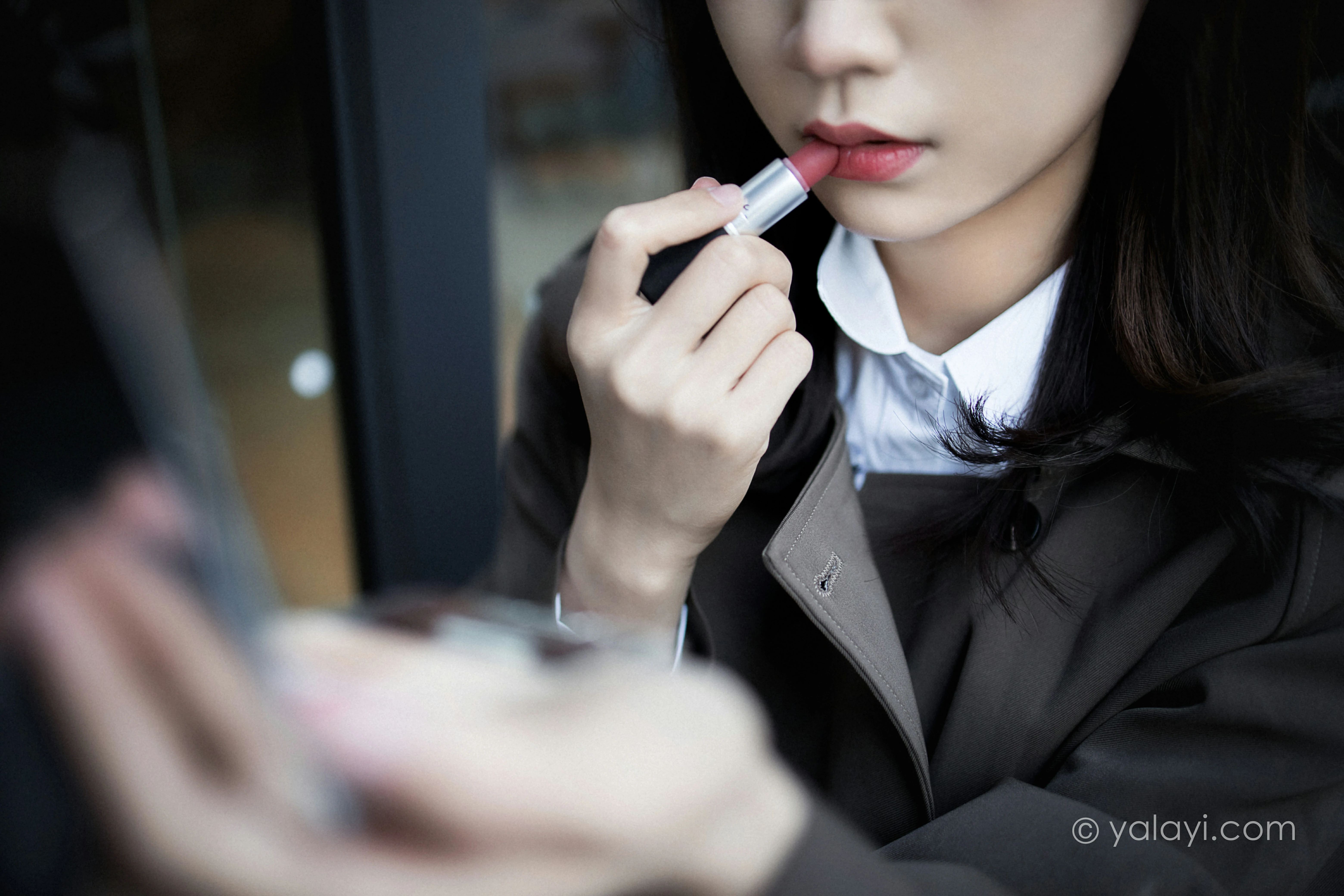 [YALAYI雅拉伊]NO.760 迷失在都市 果果 黑色连身风衣街拍写真集第1张