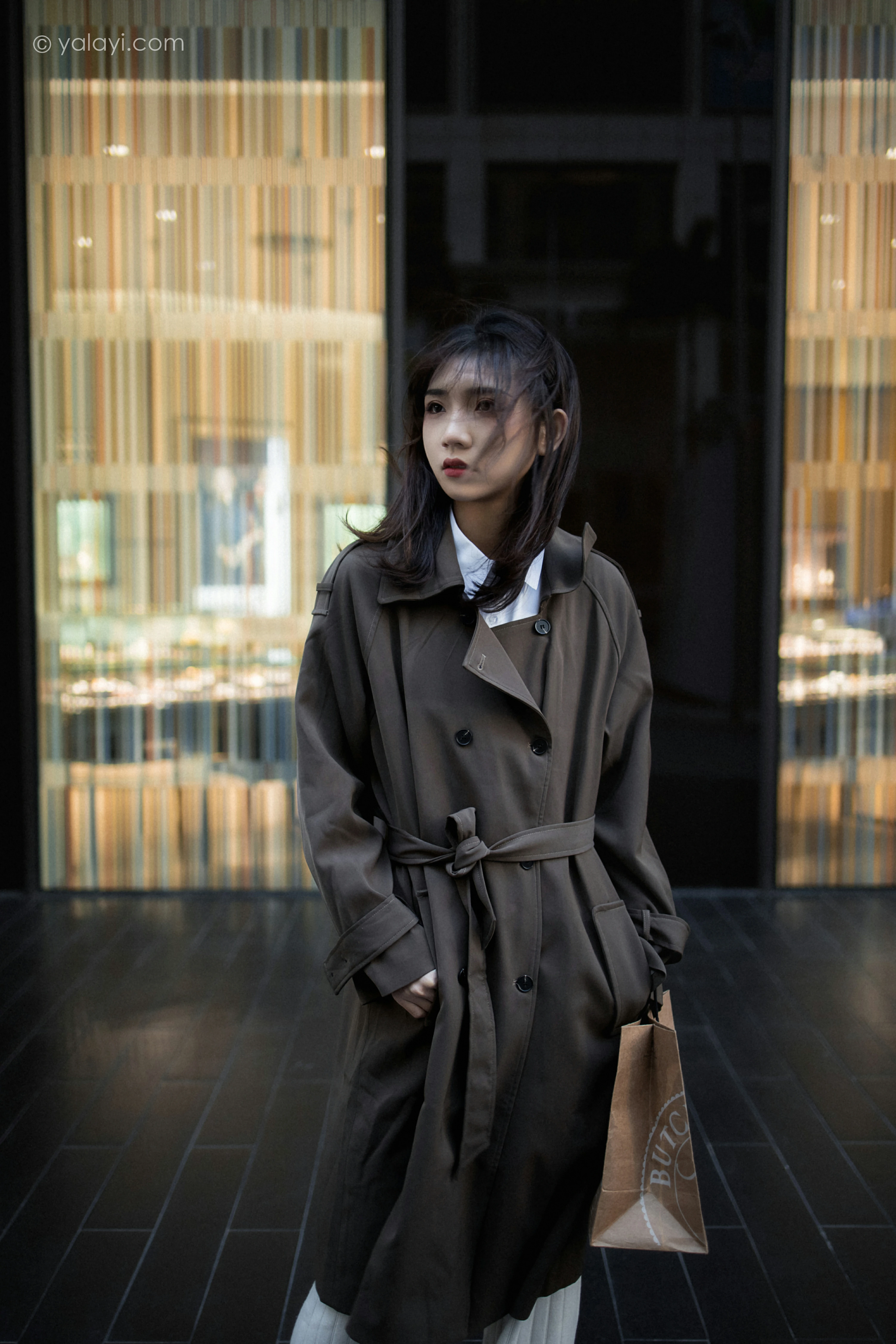 [YALAYI雅拉伊]NO.760 迷失在都市 果果 黑色连身风衣街拍写真集第5张