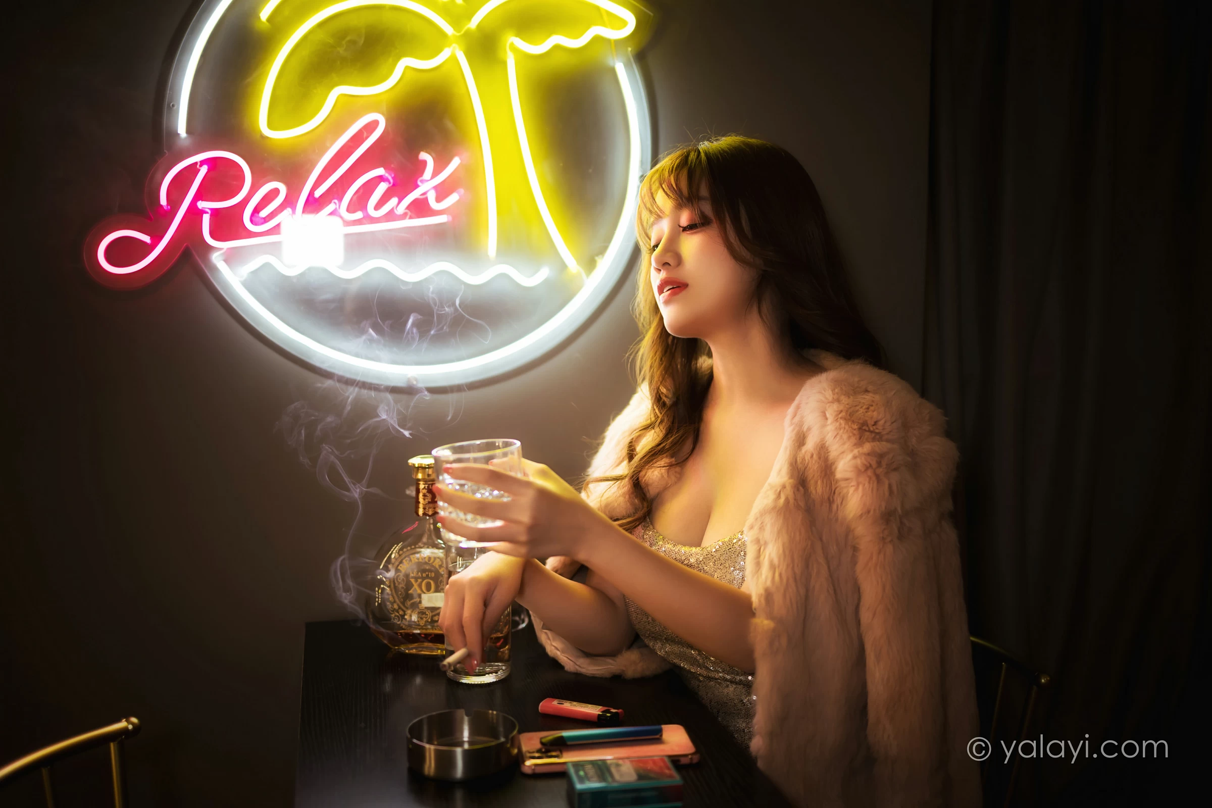 [YALAYI雅拉伊]NO.751 《独自买醉》 虞艺 貂皮大衣加银色吊带连衣裙性感写真集第2张