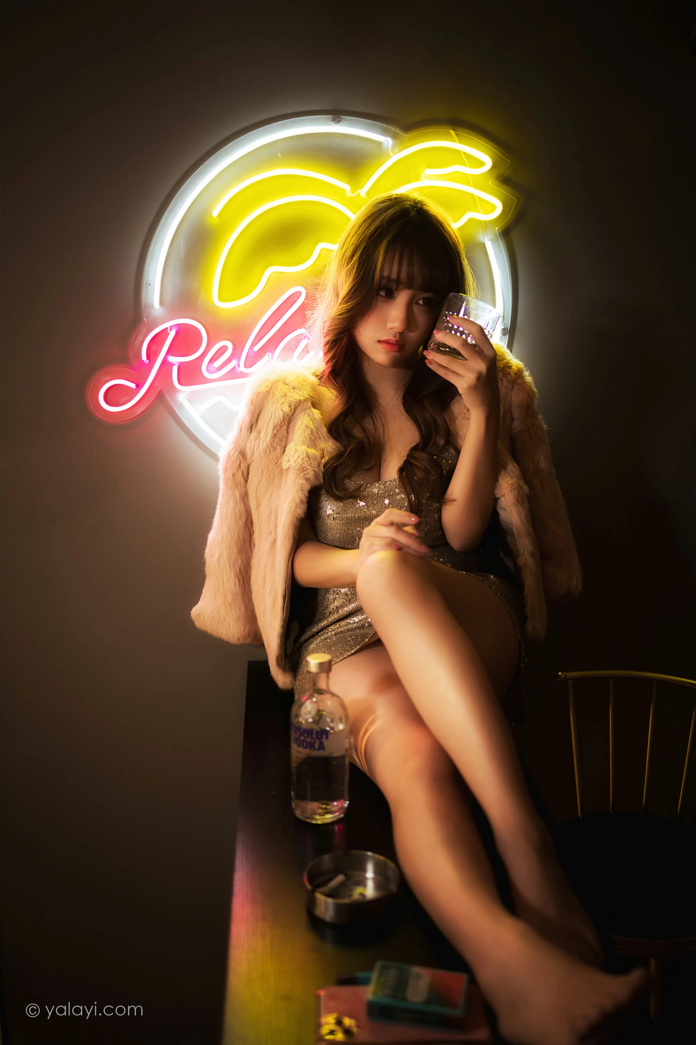 [YALAYI雅拉伊]NO.751 《独自买醉》 虞艺 貂皮大衣加银色吊带连衣裙性感写真集第6张