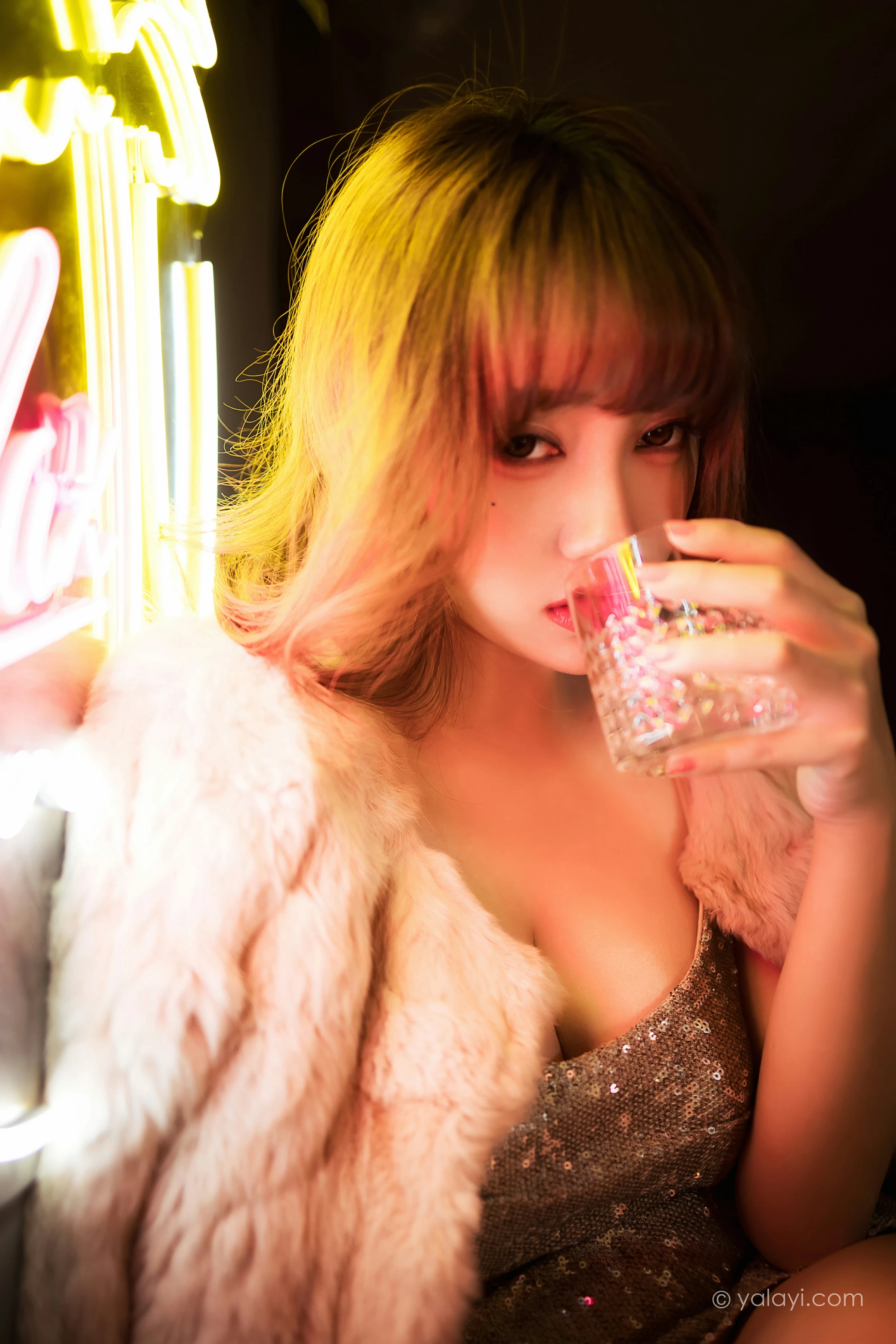 [YALAYI雅拉伊]NO.751 《独自买醉》 虞艺 貂皮大衣加银色吊带连衣裙性感写真集第8张