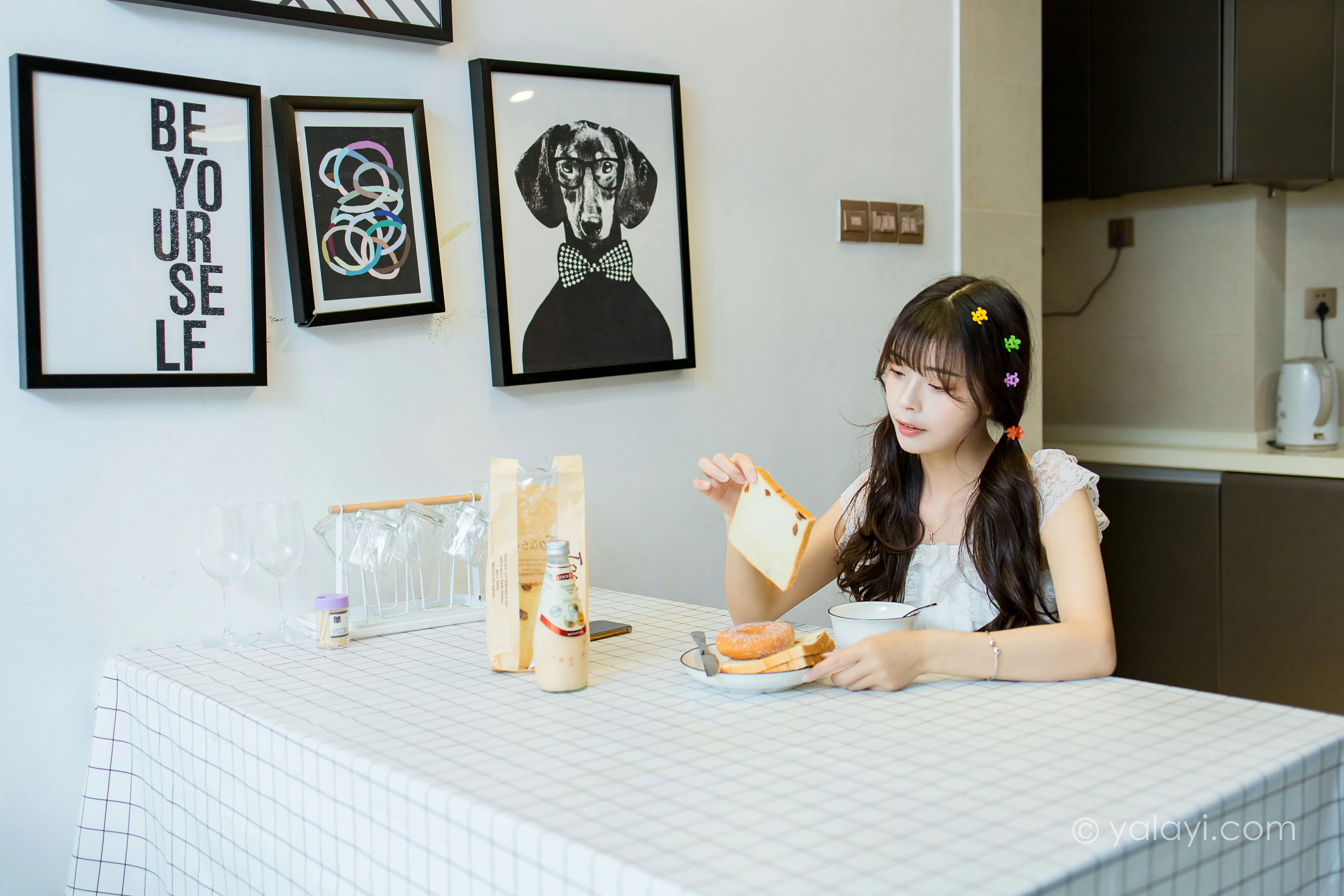 [YALAYI雅拉伊]NO.786 美好时光 程小蝶 白色蕾丝睡衣加短裤性感私房写真集第1张