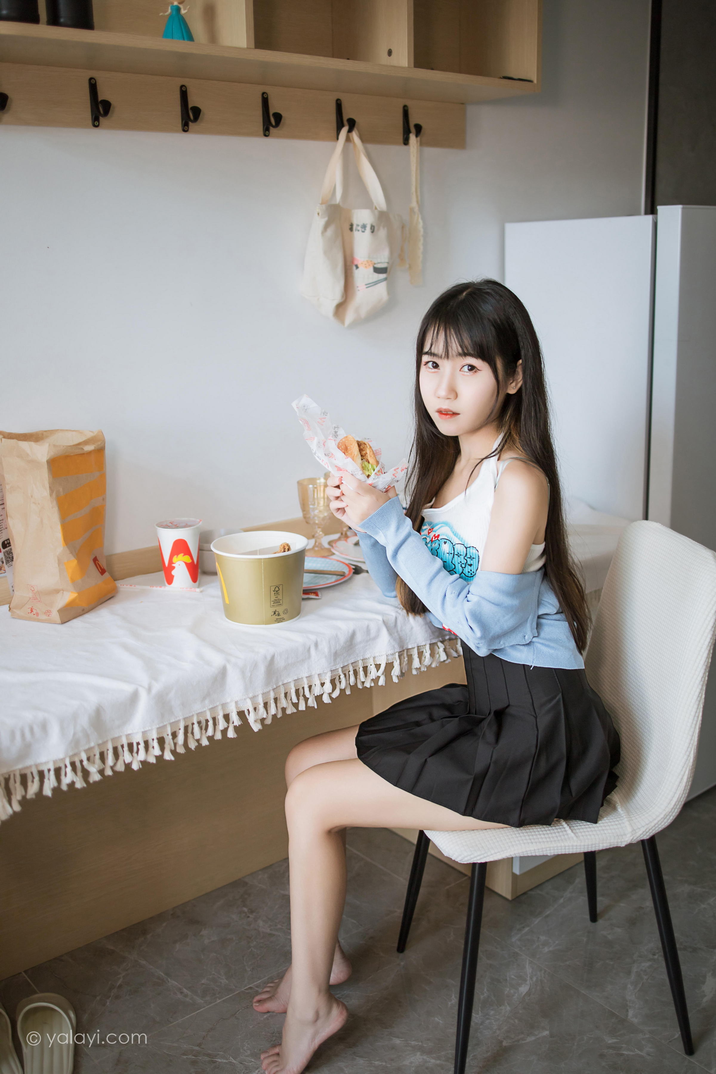 [YALAYI雅拉伊]2022.02.18 回我们家 弈思 白色小背心加黑色短裙性感私房写真集第10张