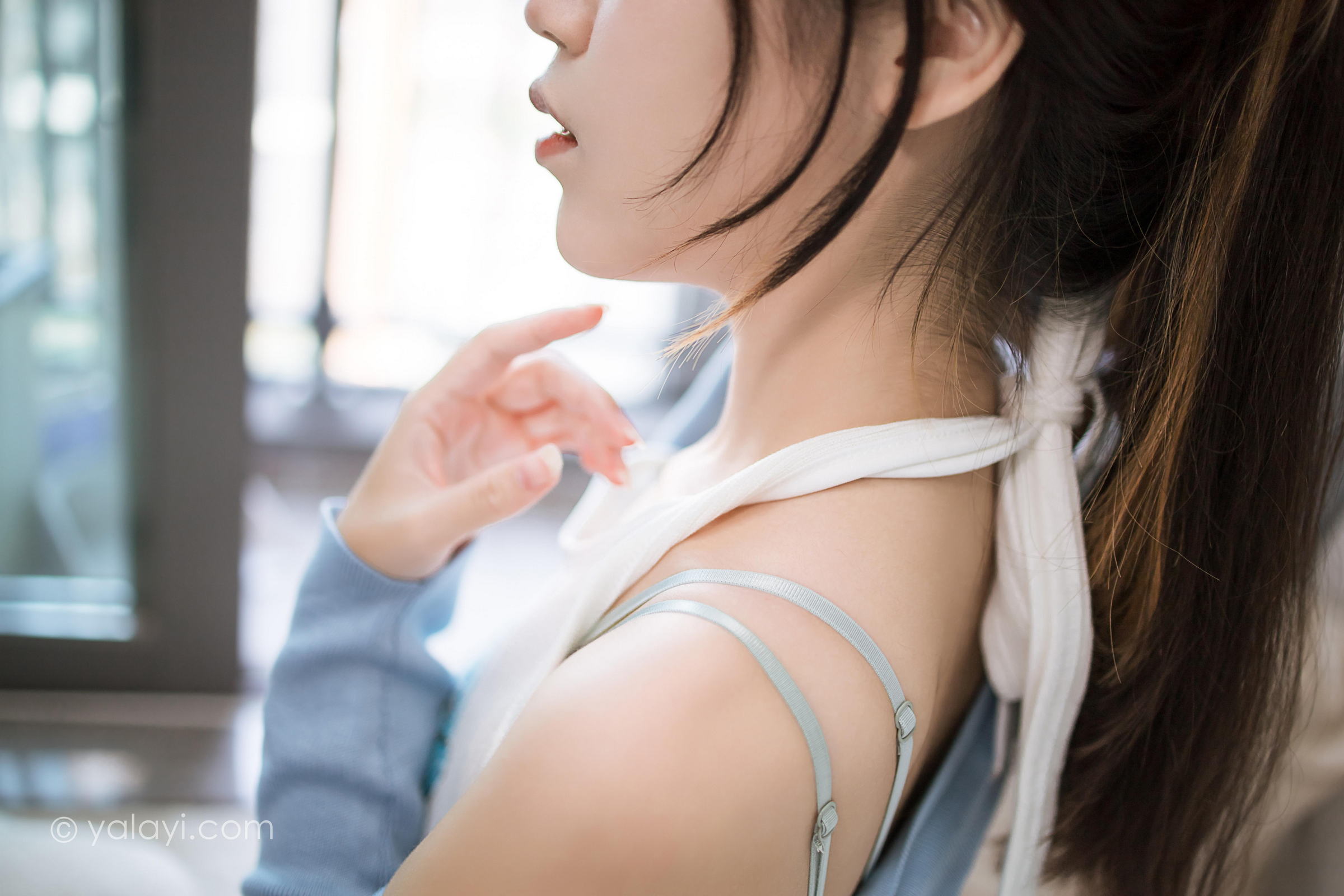 [YALAYI雅拉伊]2022.02.18 回我们家 弈思 白色小背心加黑色短裙性感私房写真集第4张