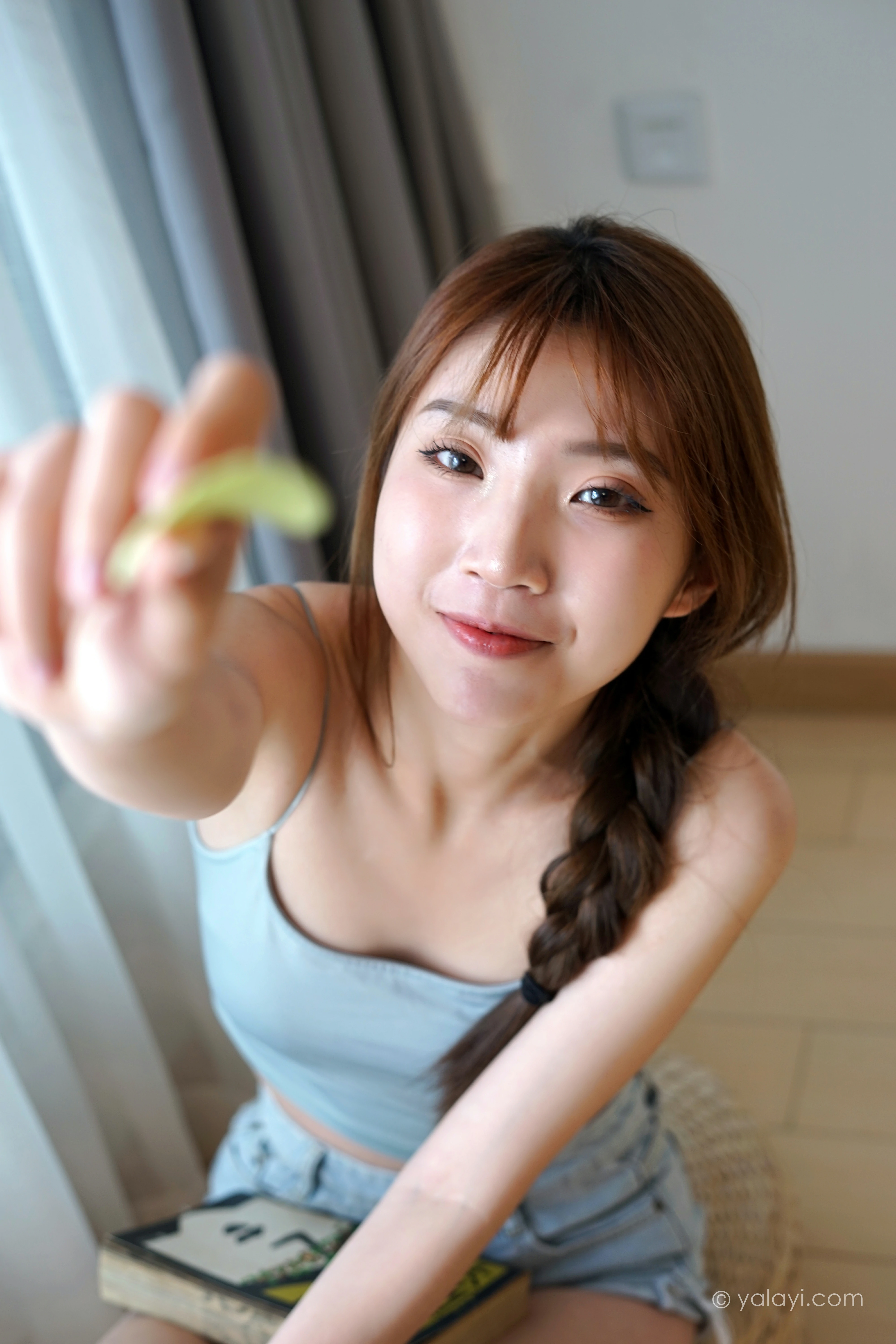 [YALAYI雅拉伊]NO.758 诗和远方 小乔 灰色小背心加牛仔热裤居家私房写真集第13张