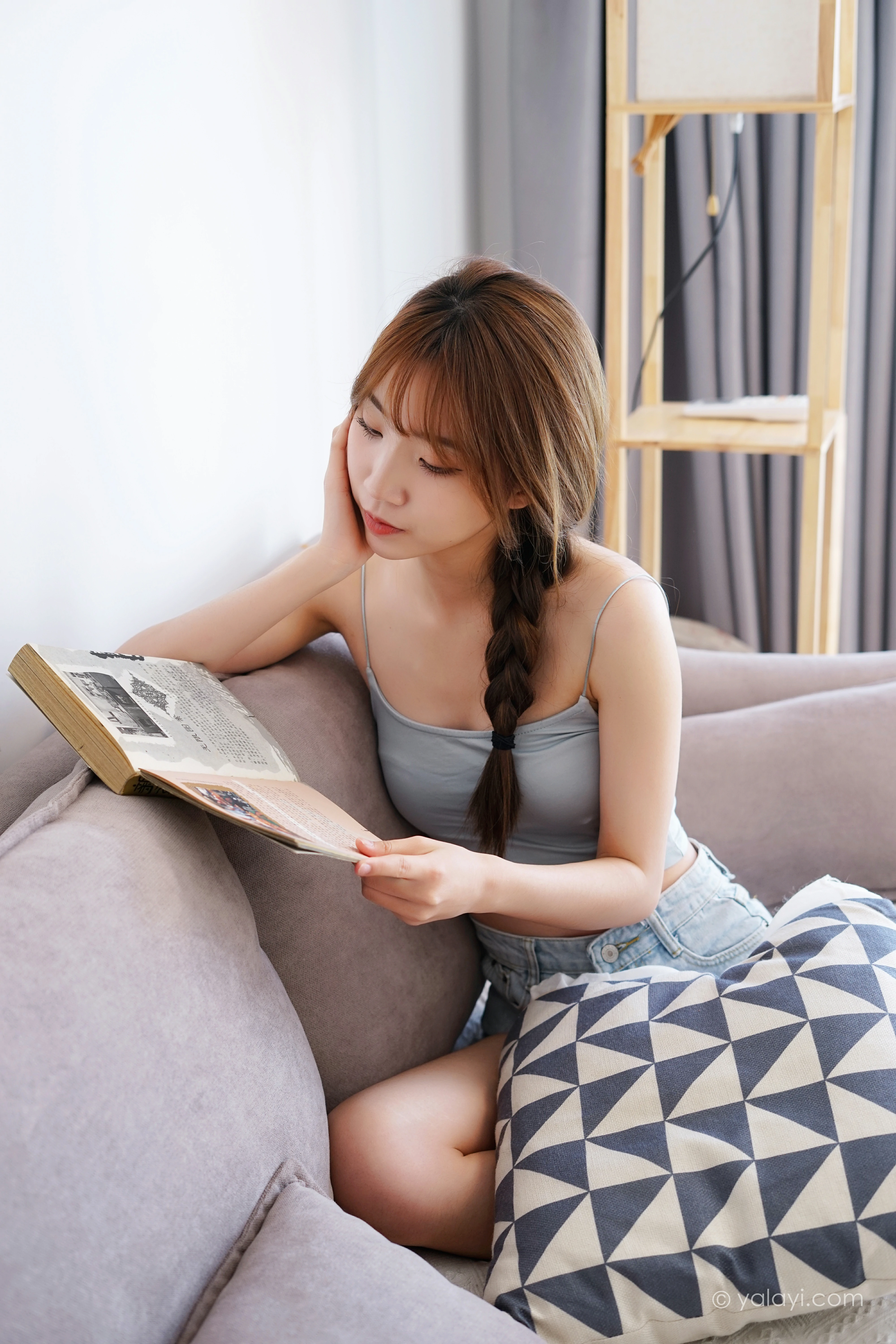 [YALAYI雅拉伊]NO.758 诗和远方 小乔 灰色小背心加牛仔热裤居家私房写真集第6张