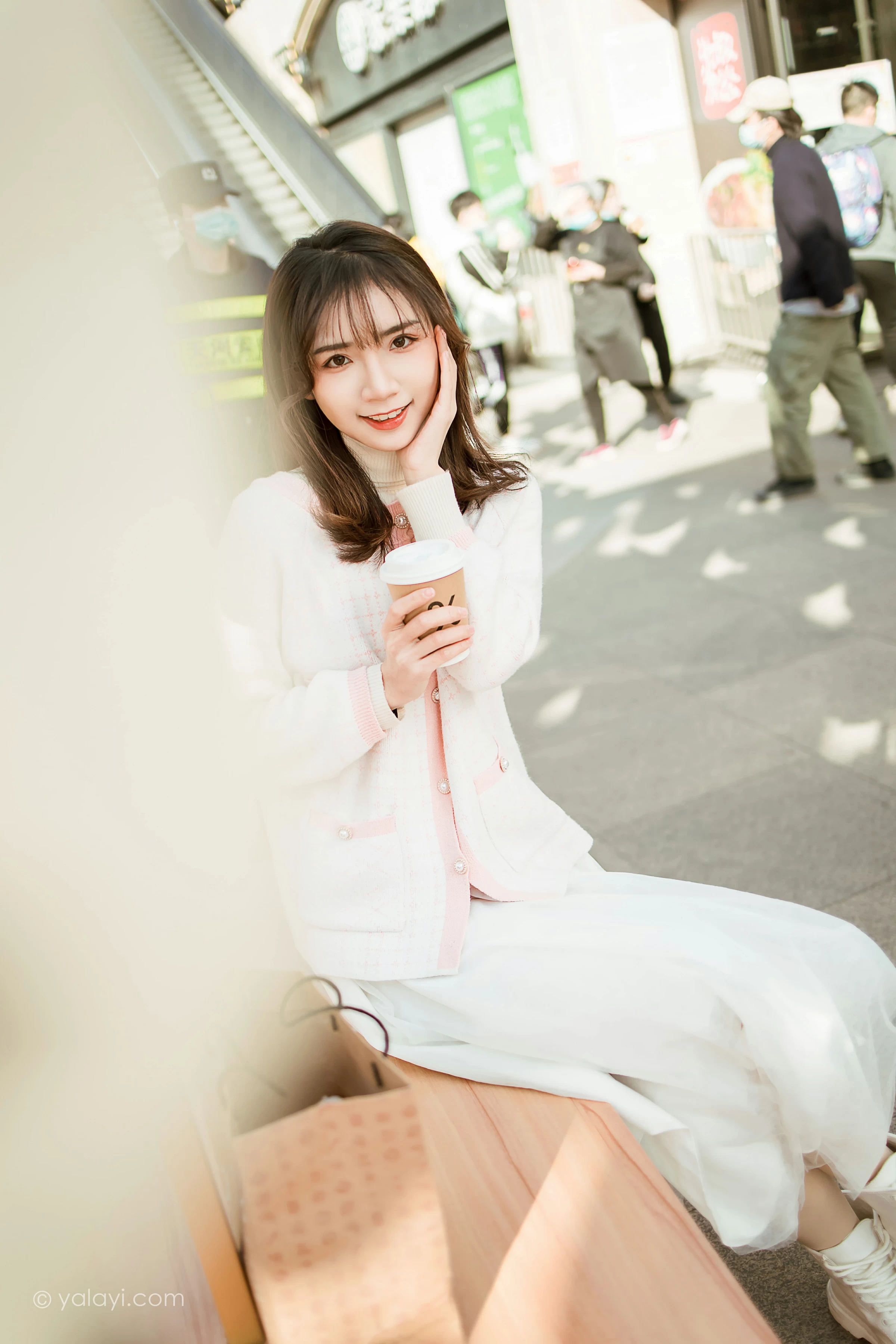 [YALAYI雅拉伊]NO.750 《甜蜜约会》 果果 粉色外套加白色长裙街拍写真第6张