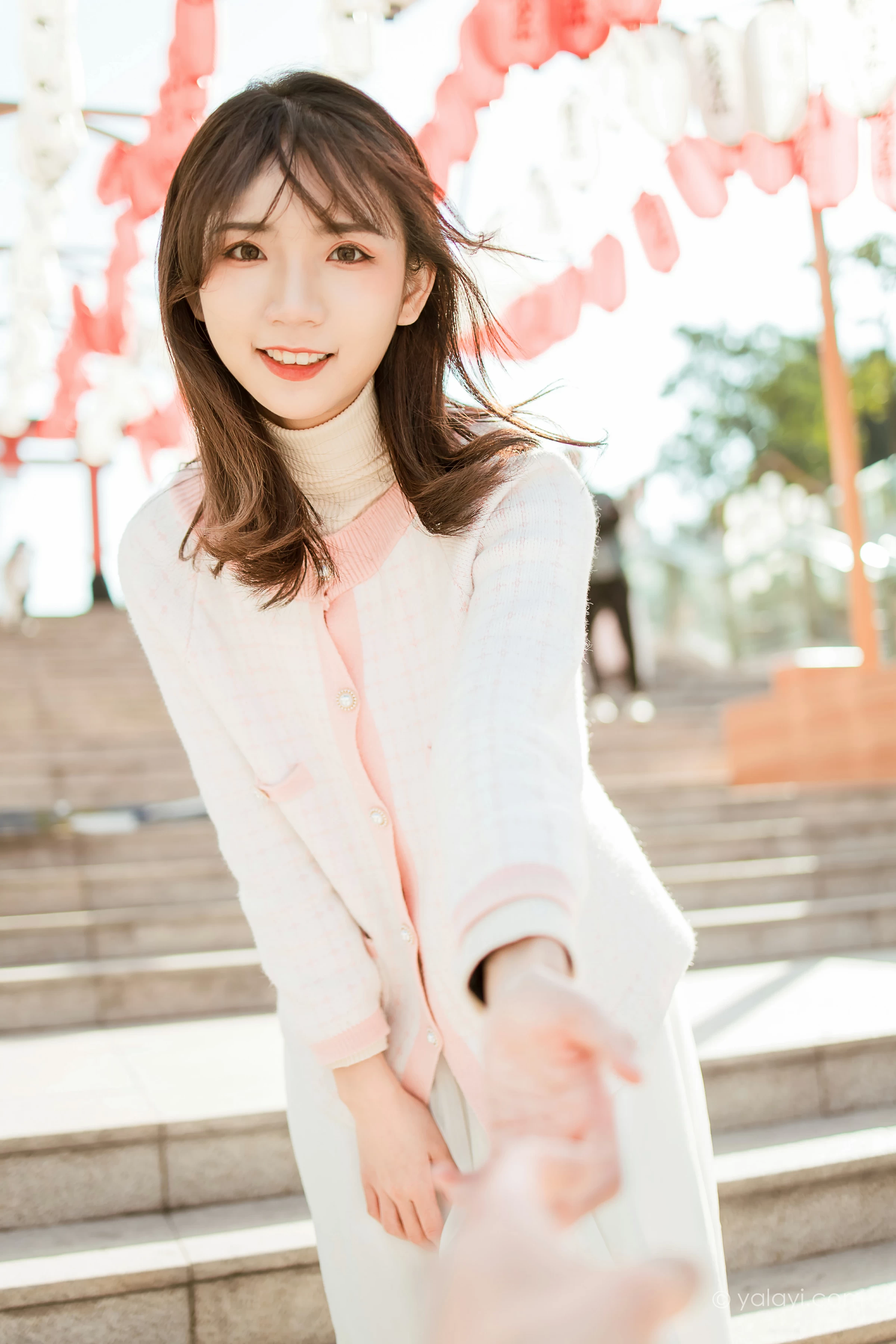 [YALAYI雅拉伊]NO.750 《甜蜜约会》 果果 粉色外套加白色长裙街拍写真第10张