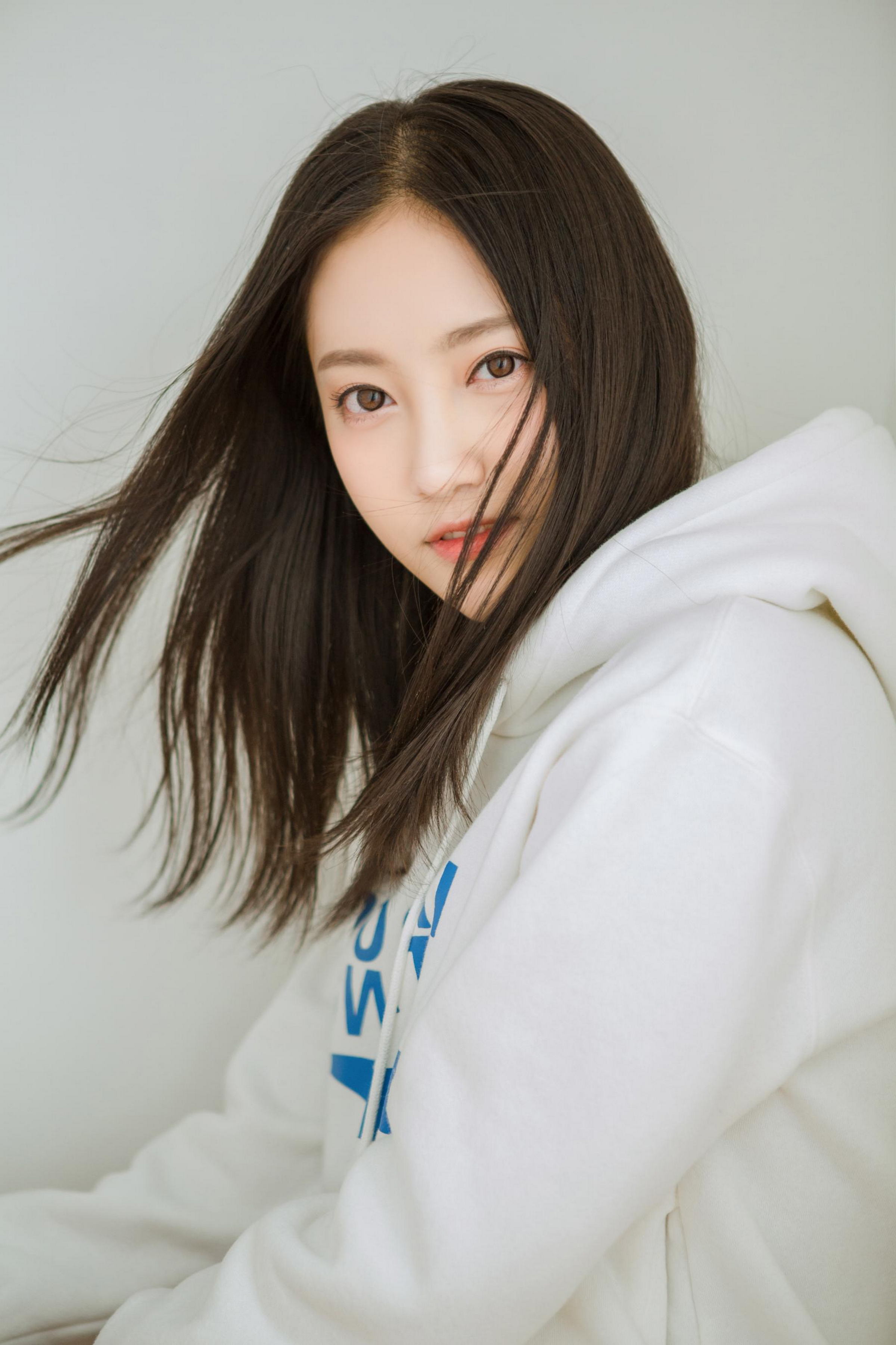 [YALAYI雅拉伊]2022.10.14 微甜的梦 阳光少女 白色卫衣加白色短裤清纯写真集第5张