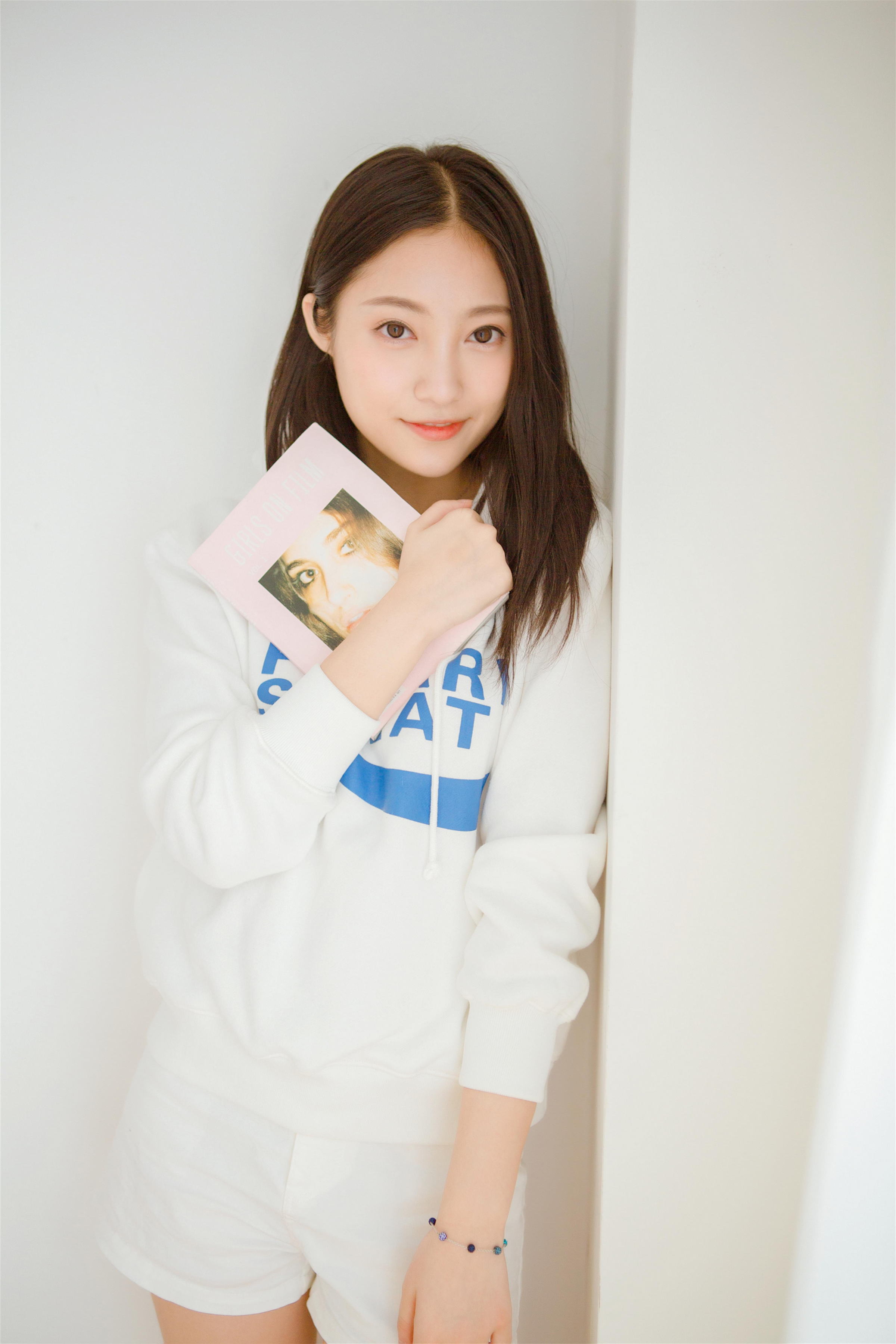 [YALAYI雅拉伊]2022.10.14 微甜的梦 阳光少女 白色卫衣加白色短裤清纯写真集第8张