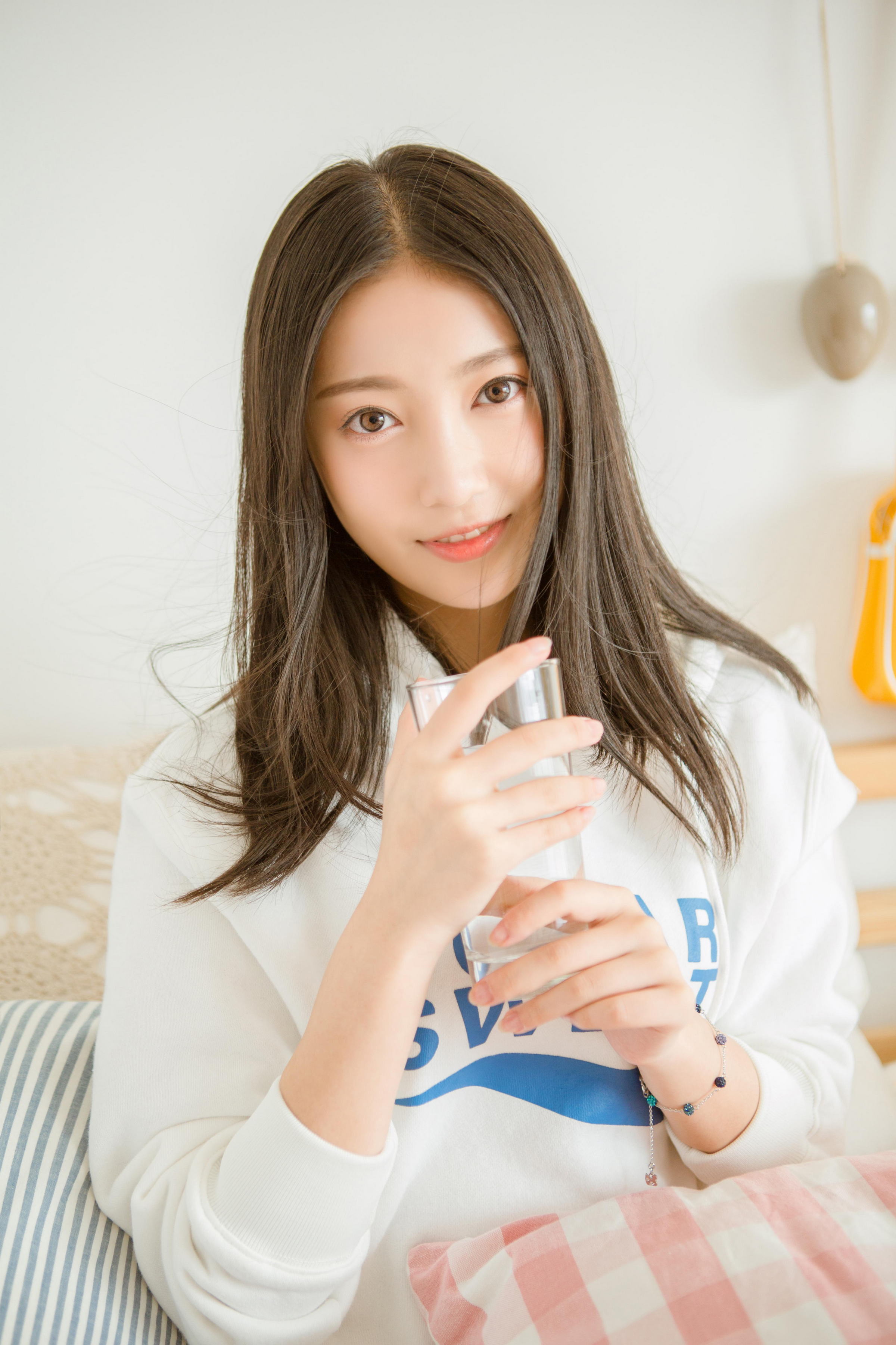 [YALAYI雅拉伊]2022.10.14 微甜的梦 阳光少女 白色卫衣加白色短裤清纯写真集第1张