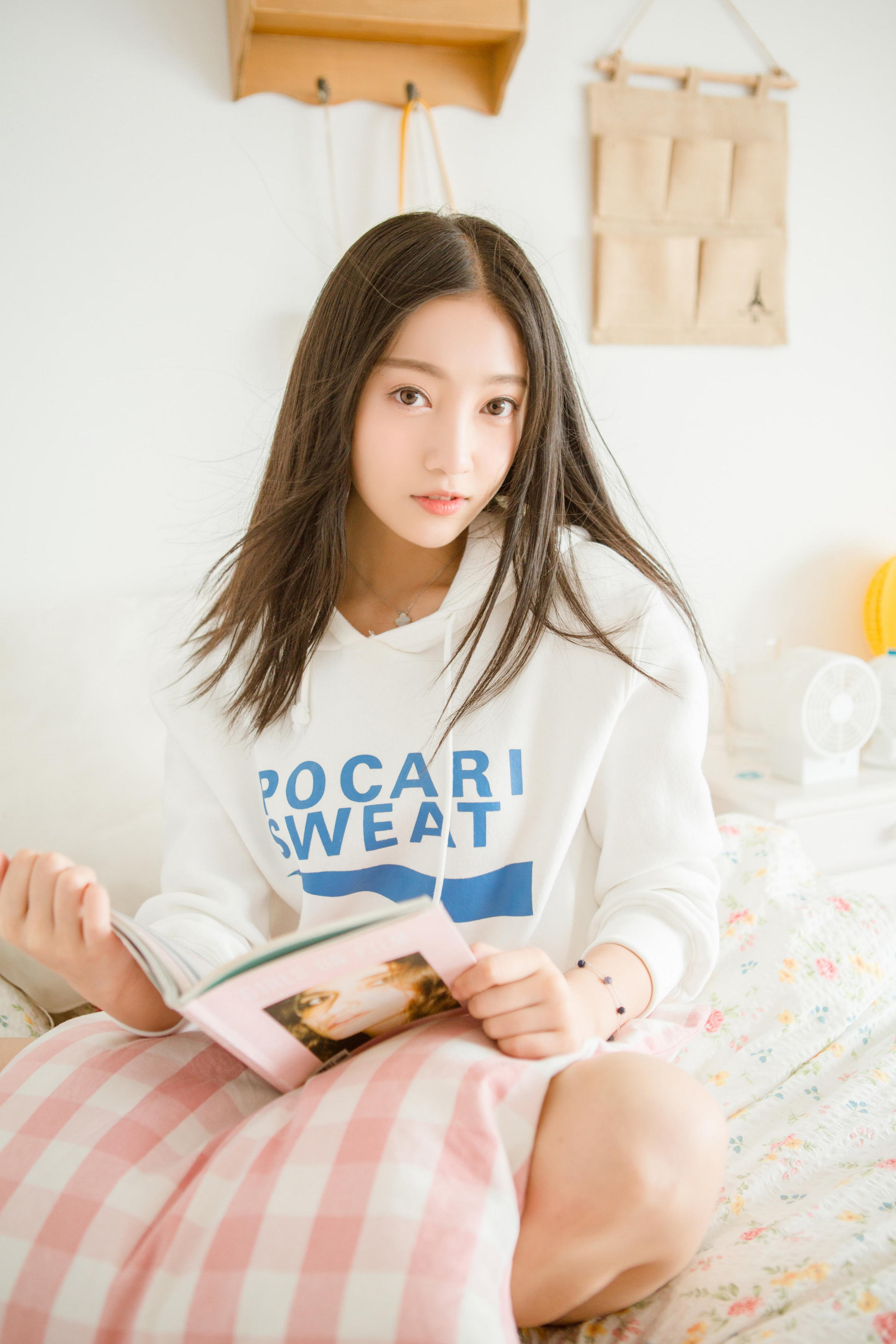 [YALAYI雅拉伊]2022.10.14 微甜的梦 阳光少女 白色卫衣加白色短裤清纯写真集第1张