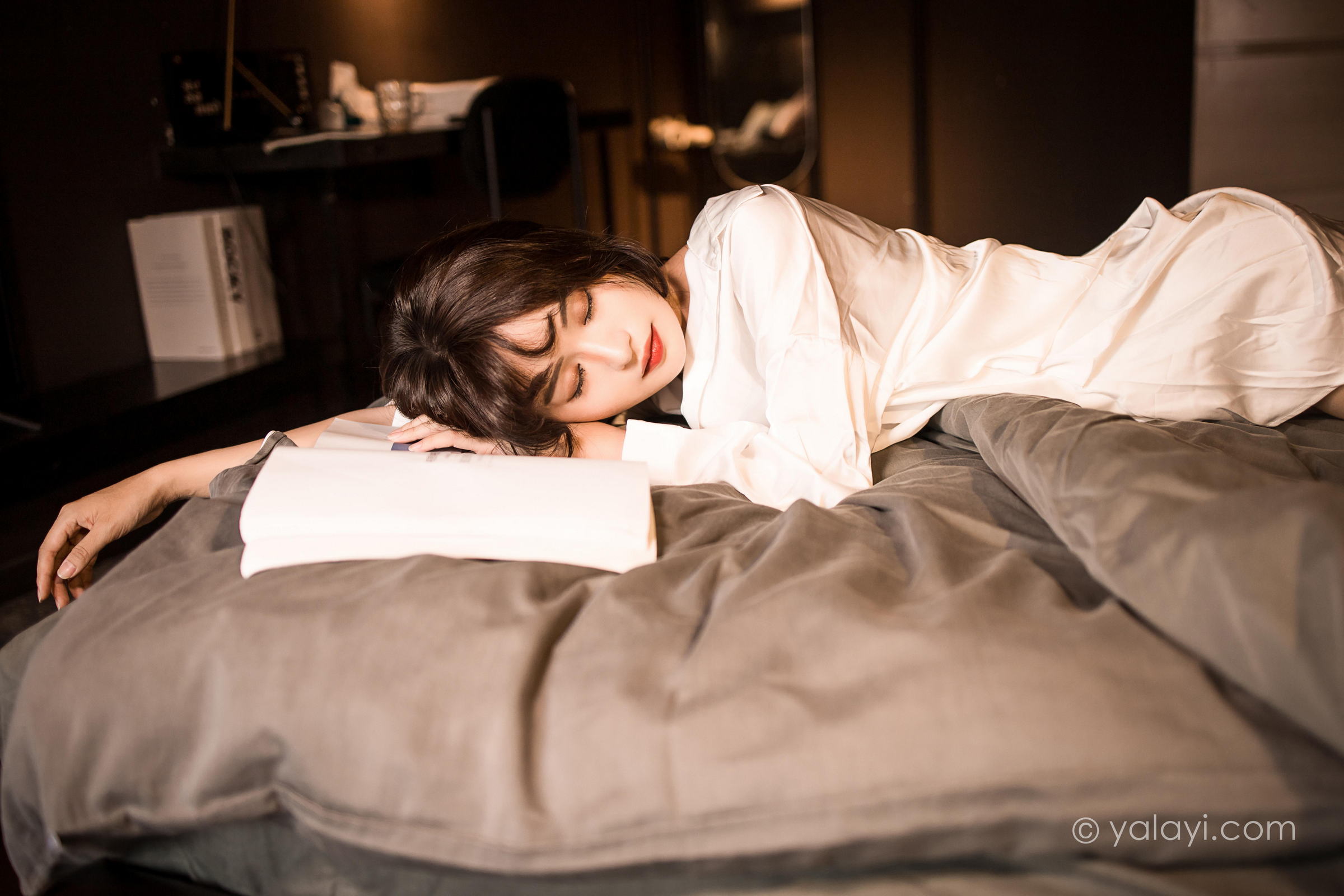 [YALAYI雅拉伊]2022.10.25 温婉如玉 小亭 白色真丝睡衣加性感内衣私房写真集第8张