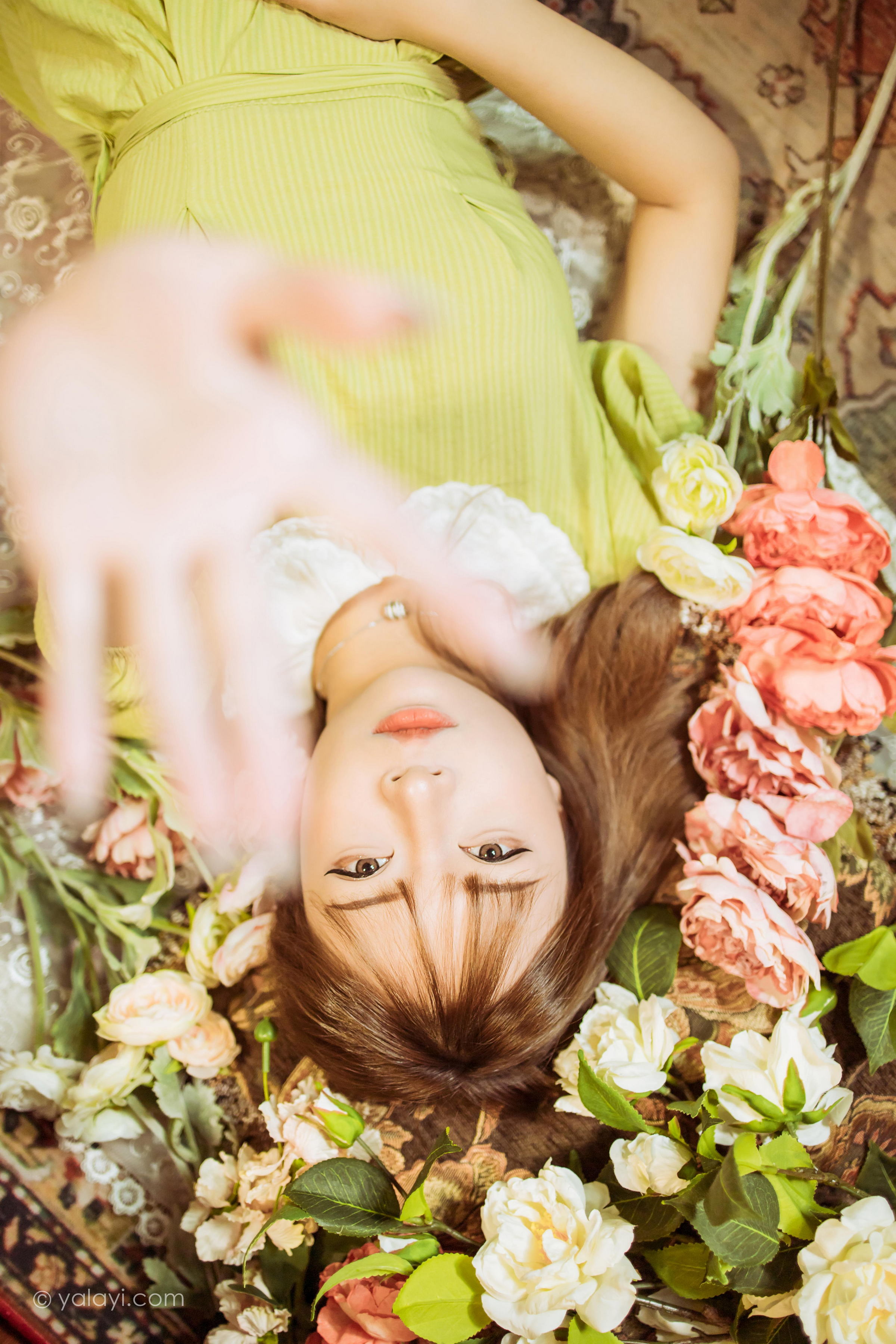 [YALAYI雅拉伊]2022.11.08 岁月 阿禾 淡黄色复古连衣裙居家清纯写真集第5张