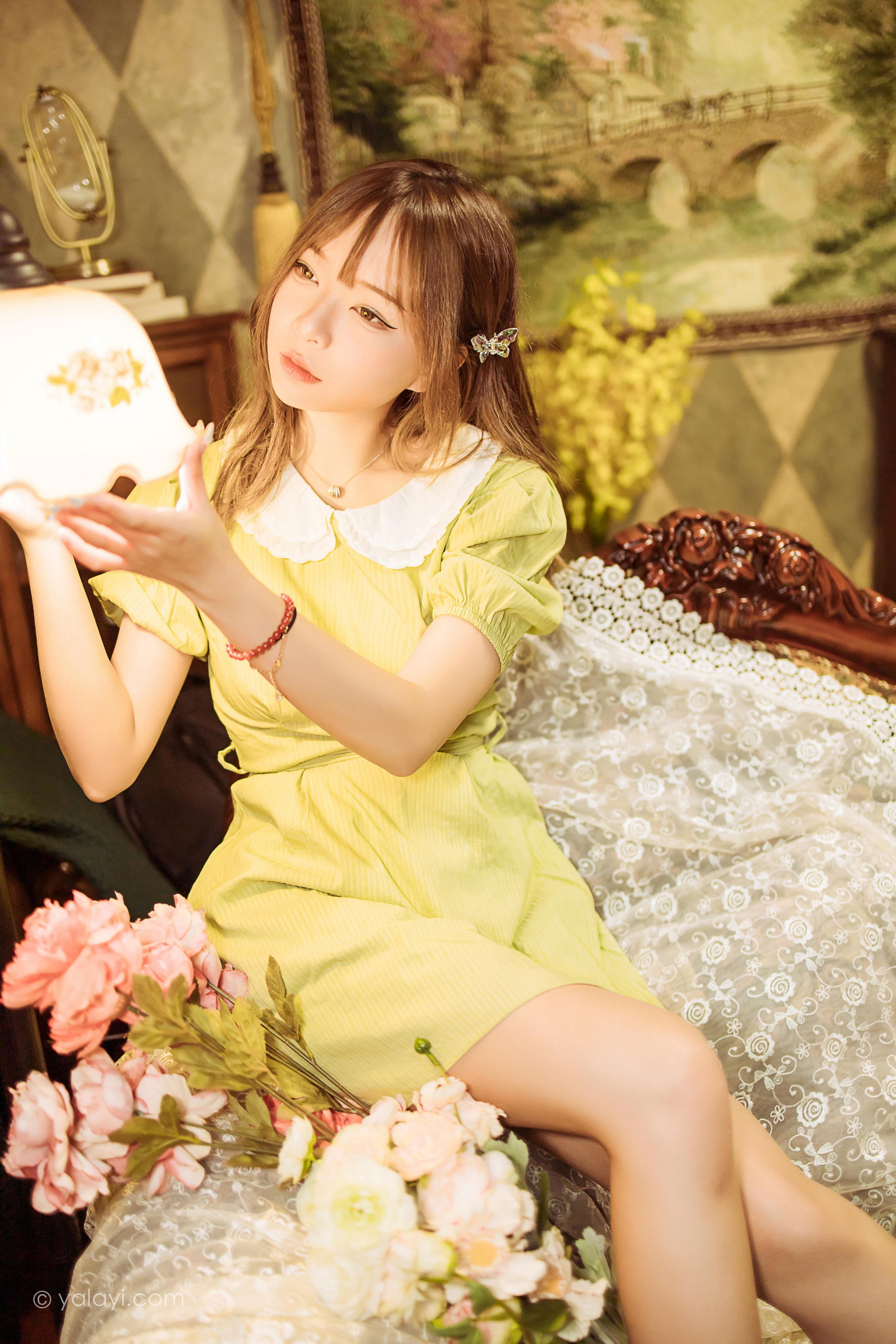 [YALAYI雅拉伊]2022.11.08 岁月 阿禾 淡黄色复古连衣裙居家清纯写真集第4张