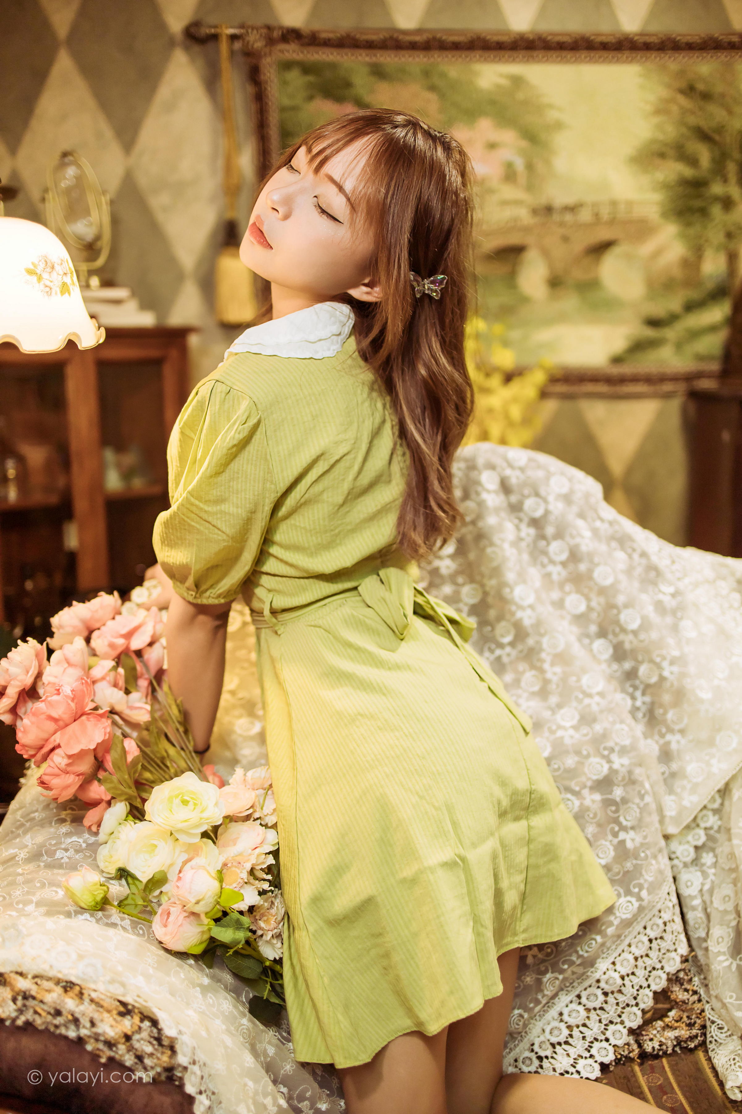 [YALAYI雅拉伊]2022.11.08 岁月 阿禾 淡黄色复古连衣裙居家清纯写真集第3张