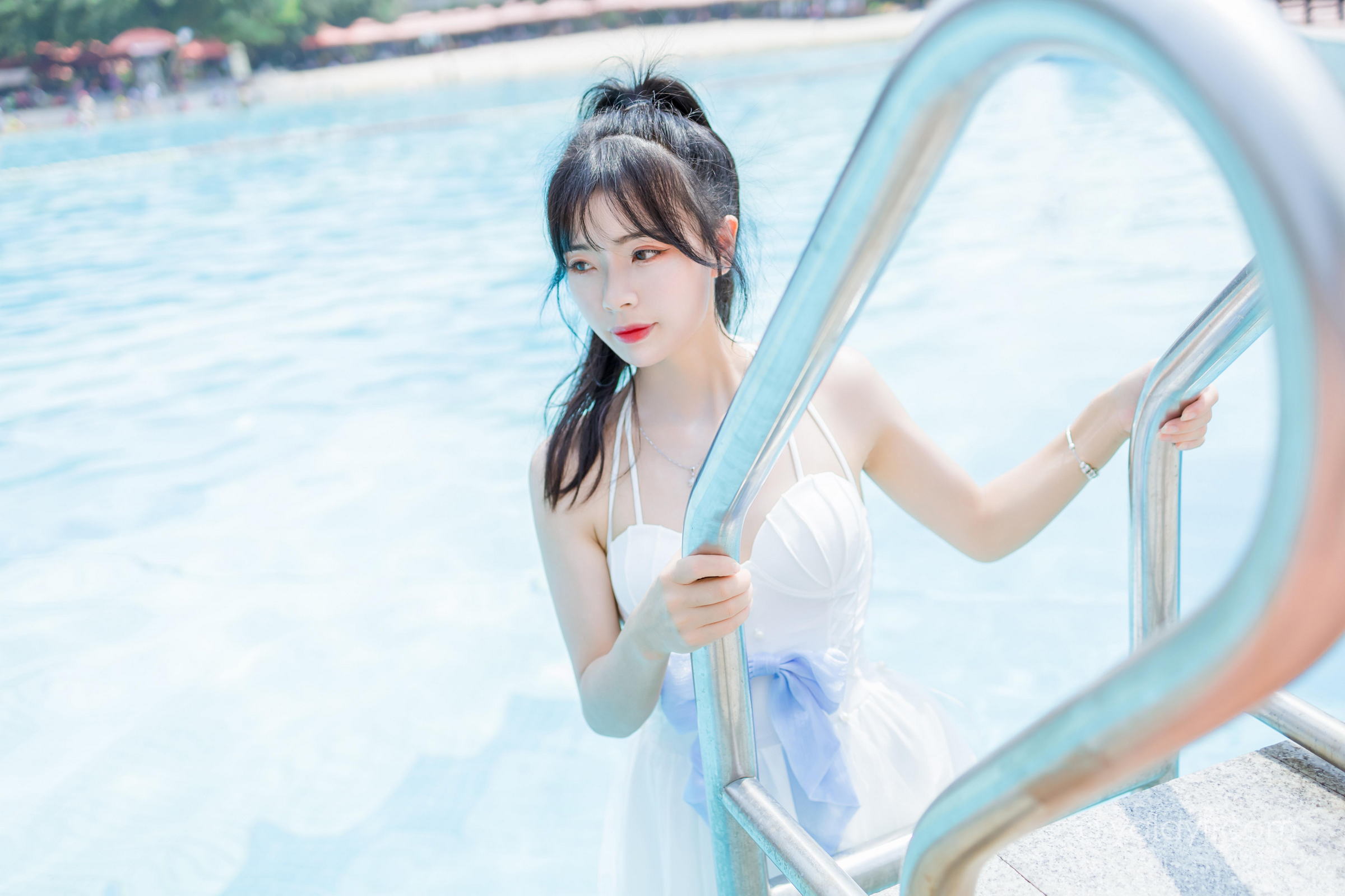 [YALAYI雅拉伊]2022.11.12 美人鱼 程小蝶 白色吊带比基尼泳装小短裙性感写真集第8张