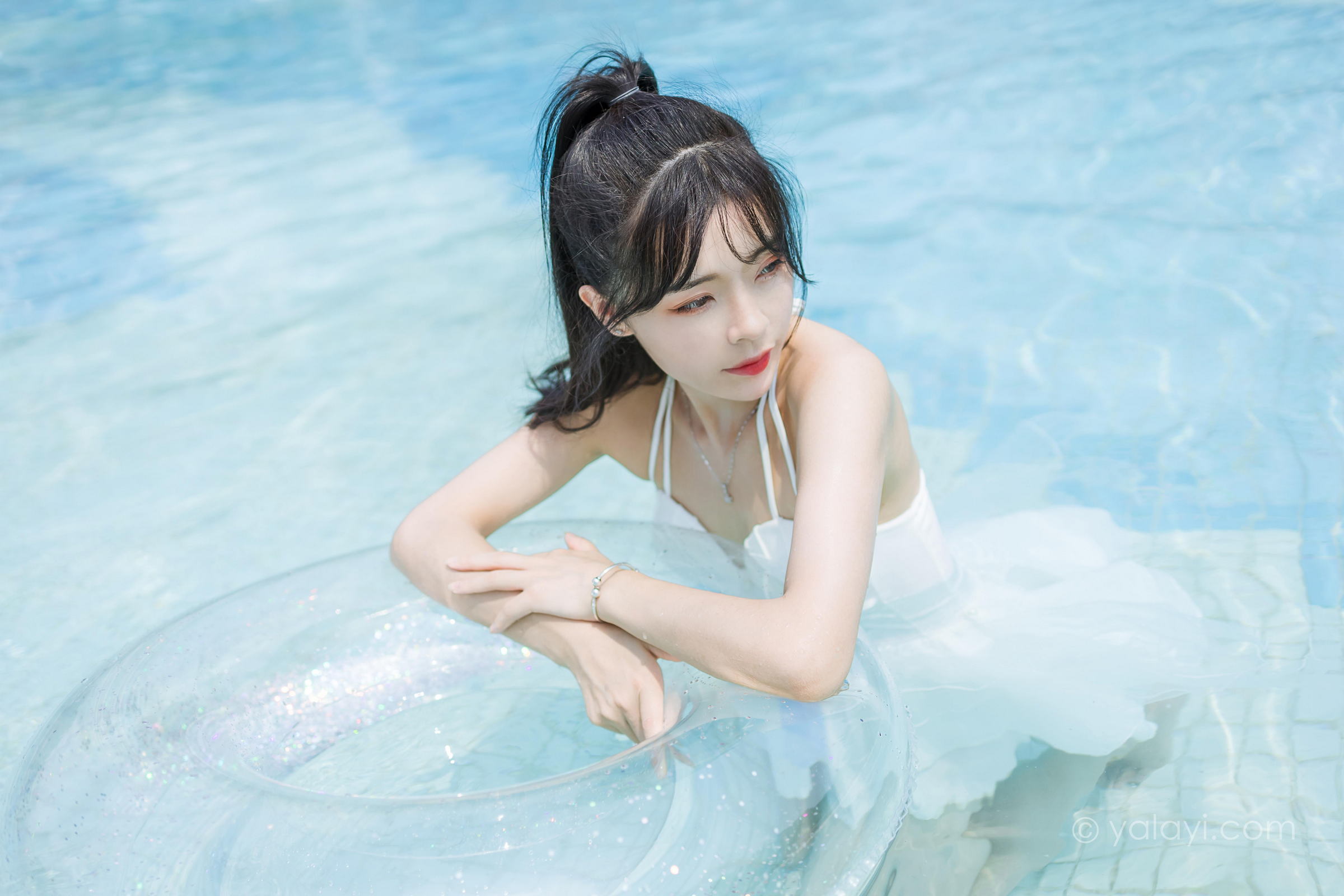 [YALAYI雅拉伊]2022.11.12 美人鱼 程小蝶 白色吊带比基尼泳装小短裙性感写真集第4张