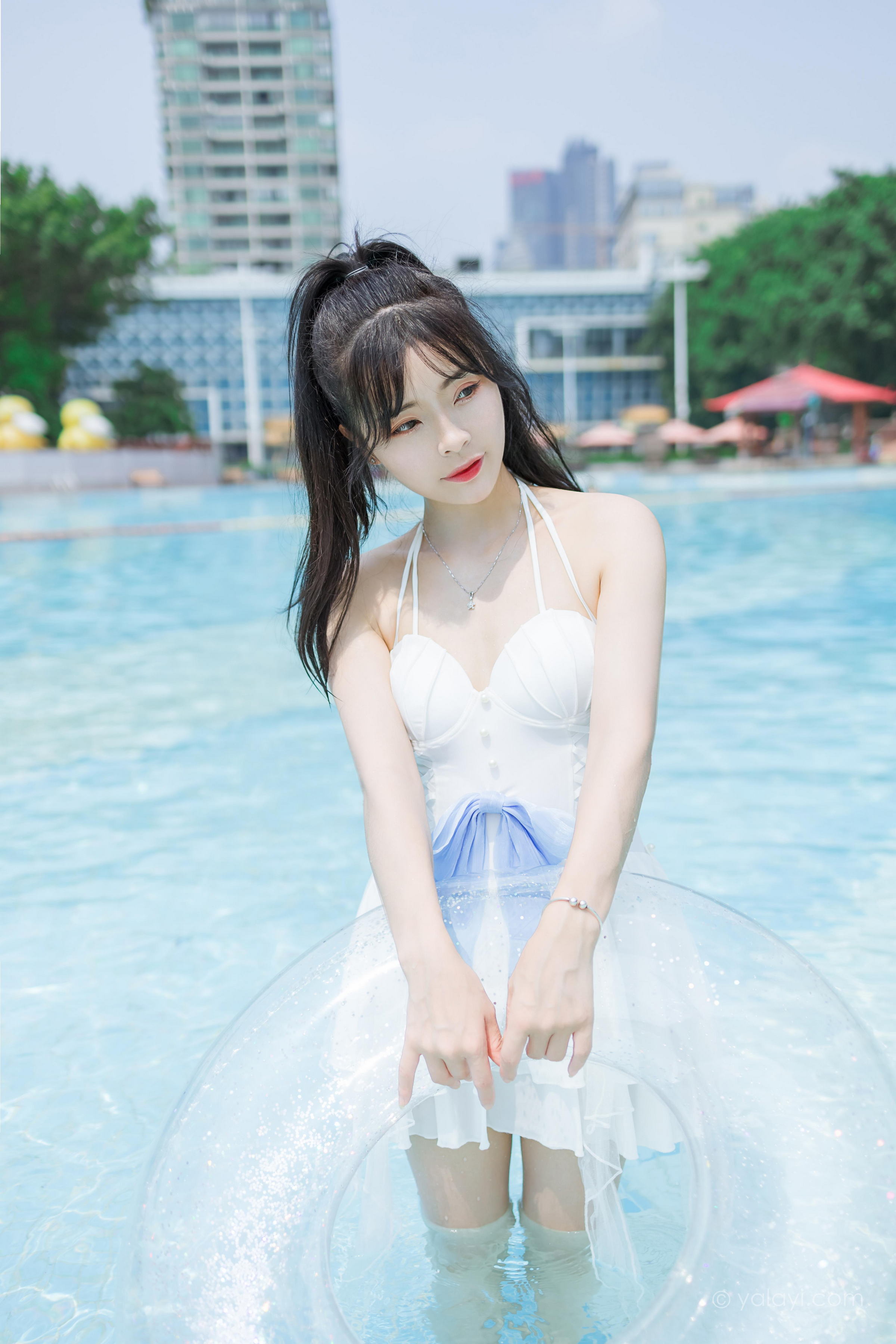 [YALAYI雅拉伊]2022.11.12 美人鱼 程小蝶 白色吊带比基尼泳装小短裙性感写真集第7张