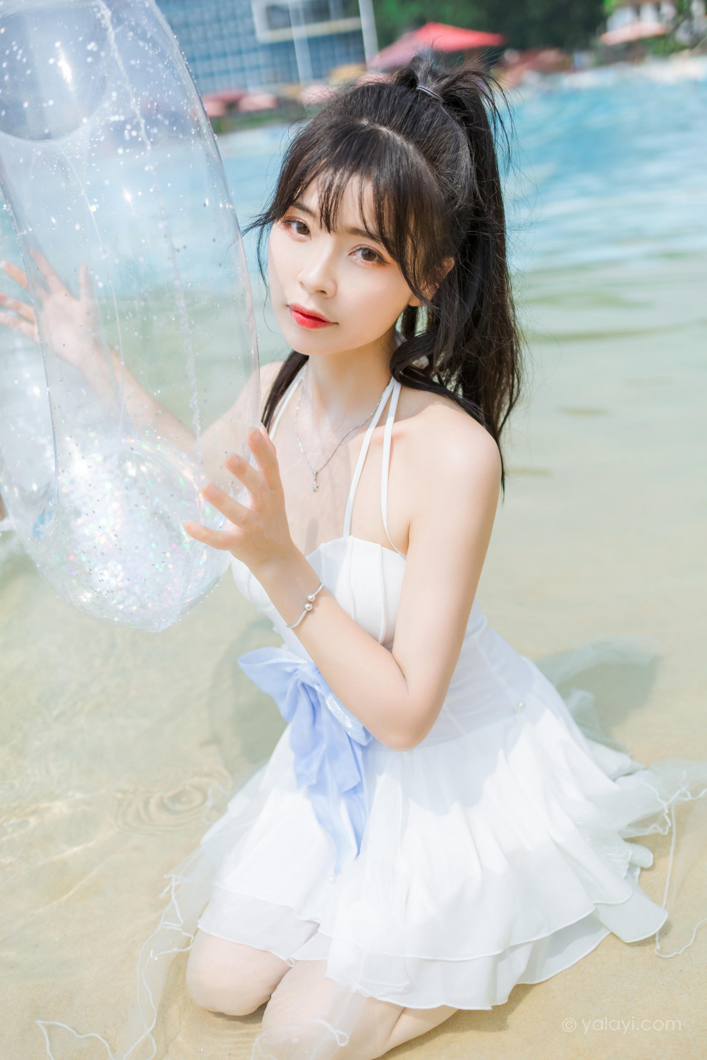 [YALAYI雅拉伊]2022.11.12 美人鱼 程小蝶 白色吊带比基尼泳装小短裙性感写真集第10张