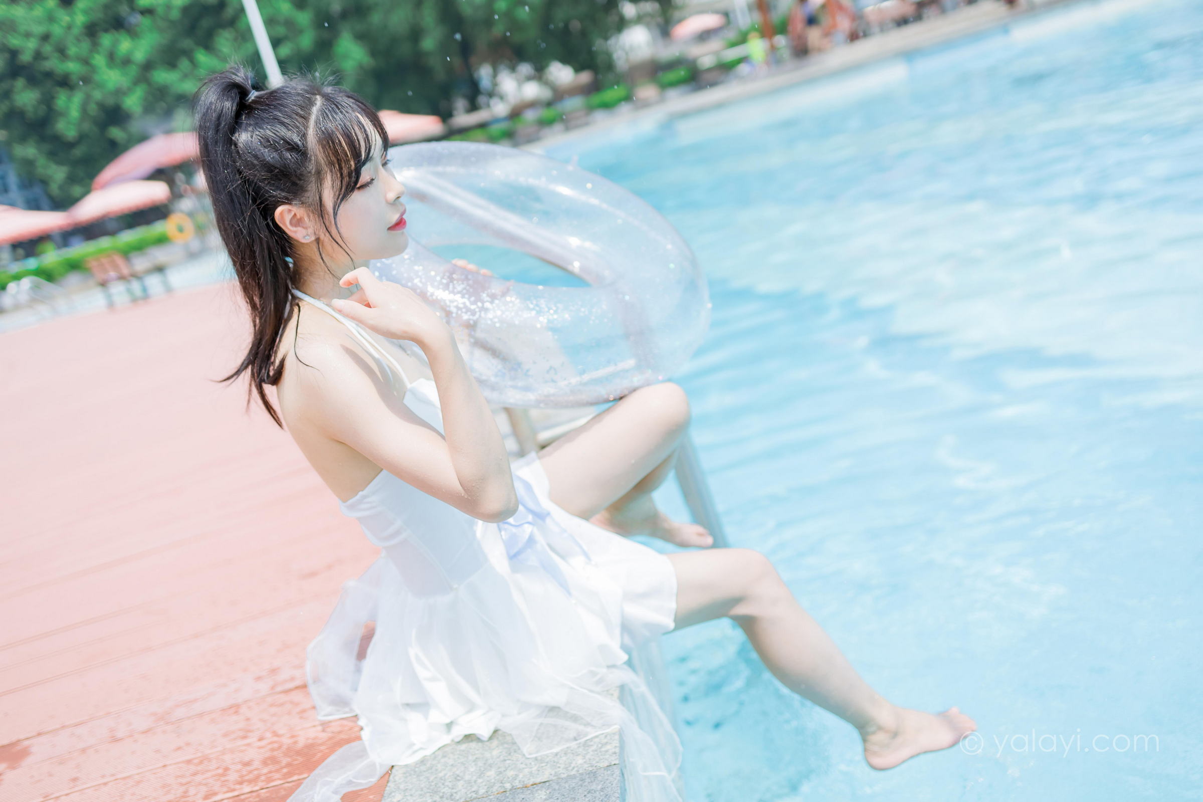 [YALAYI雅拉伊]2022.11.12 美人鱼 程小蝶 白色吊带比基尼泳装小短裙性感写真集第13张