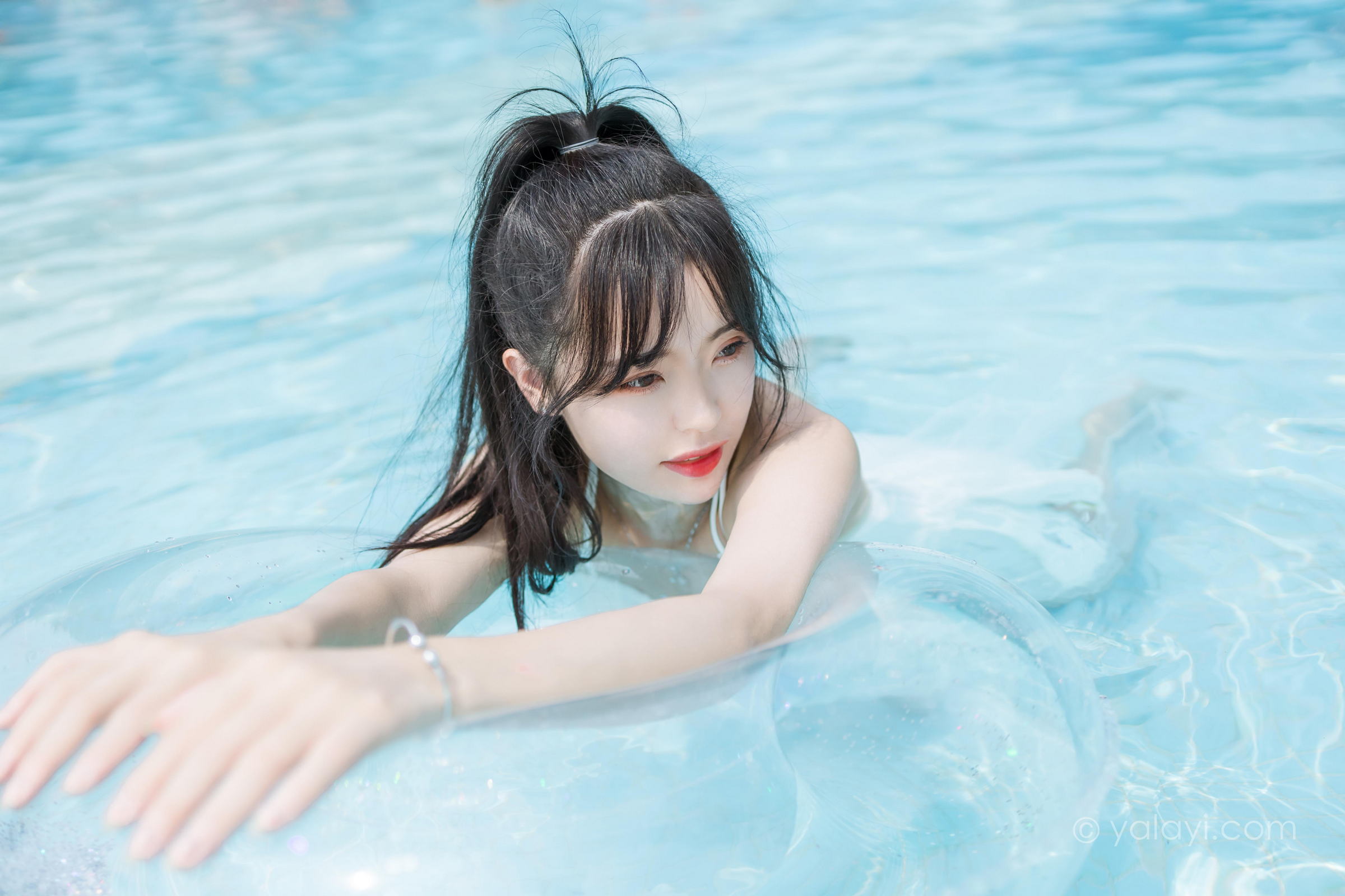 [YALAYI雅拉伊]2022.11.12 美人鱼 程小蝶 白色吊带比基尼泳装小短裙性感写真集第12张