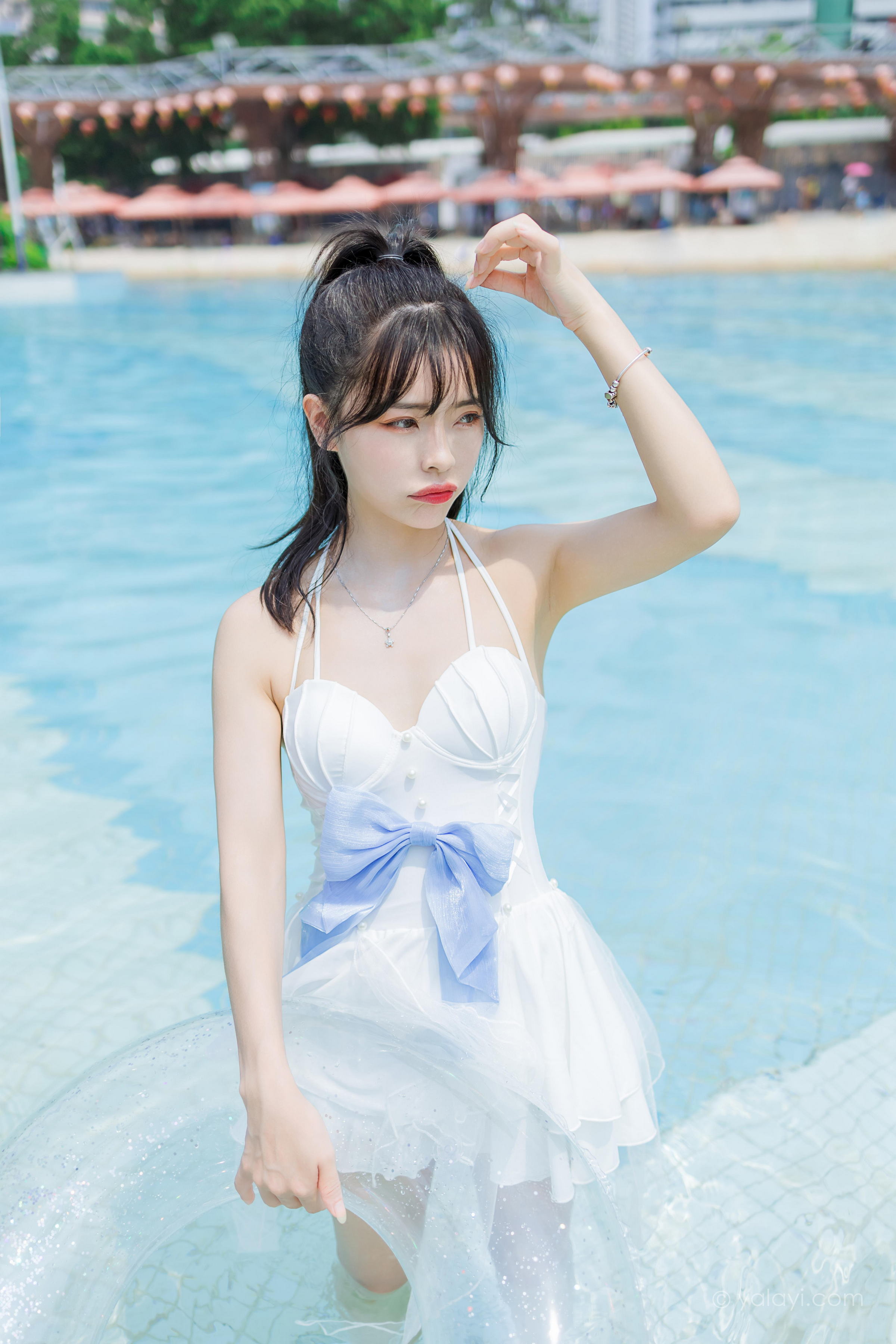 [YALAYI雅拉伊]2022.11.12 美人鱼 程小蝶 白色吊带比基尼泳装小短裙性感写真集第2张