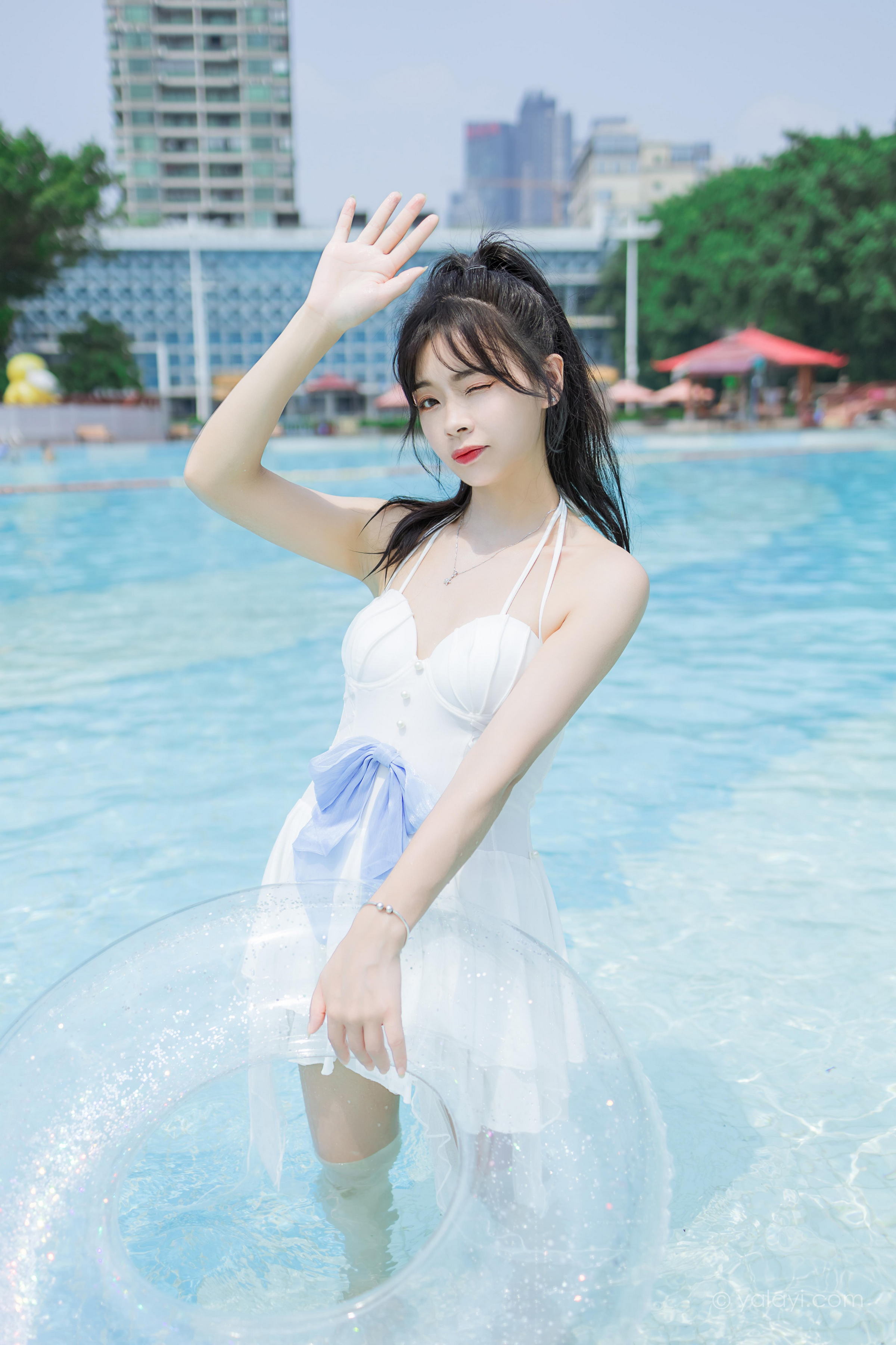 [YALAYI雅拉伊]2022.11.12 美人鱼 程小蝶 白色吊带比基尼泳装小短裙性感写真集第8张