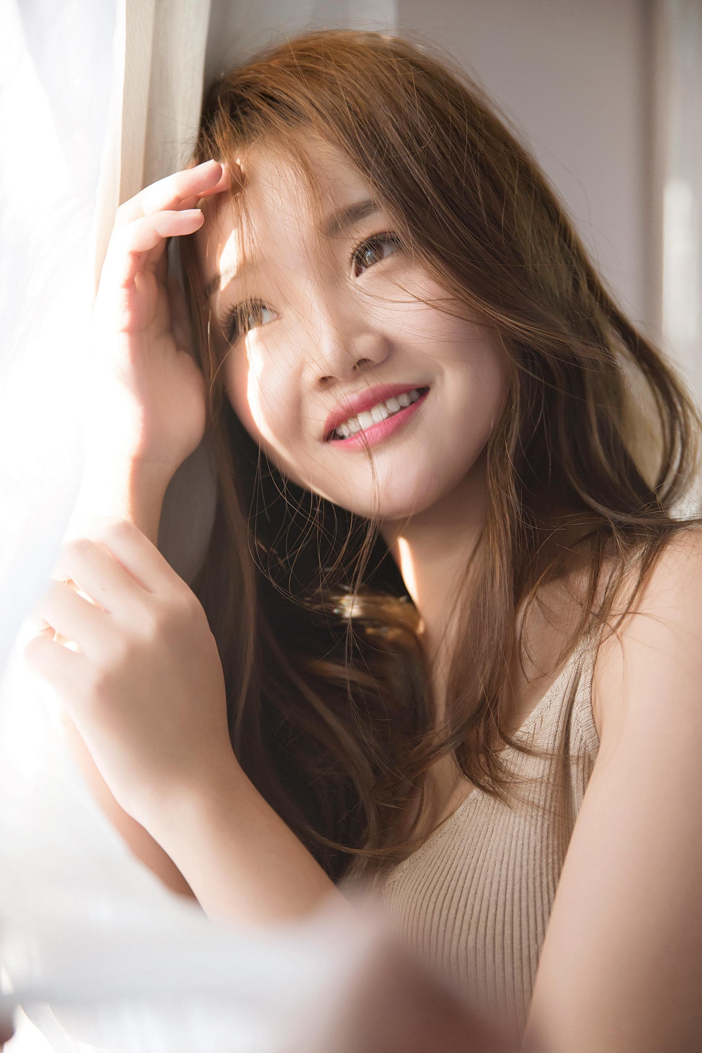 [YALAYI雅拉伊]2022.11.16 可爱的小美人儿 橙色外套加棕色吊带连衣裙居家清纯写真集第6张