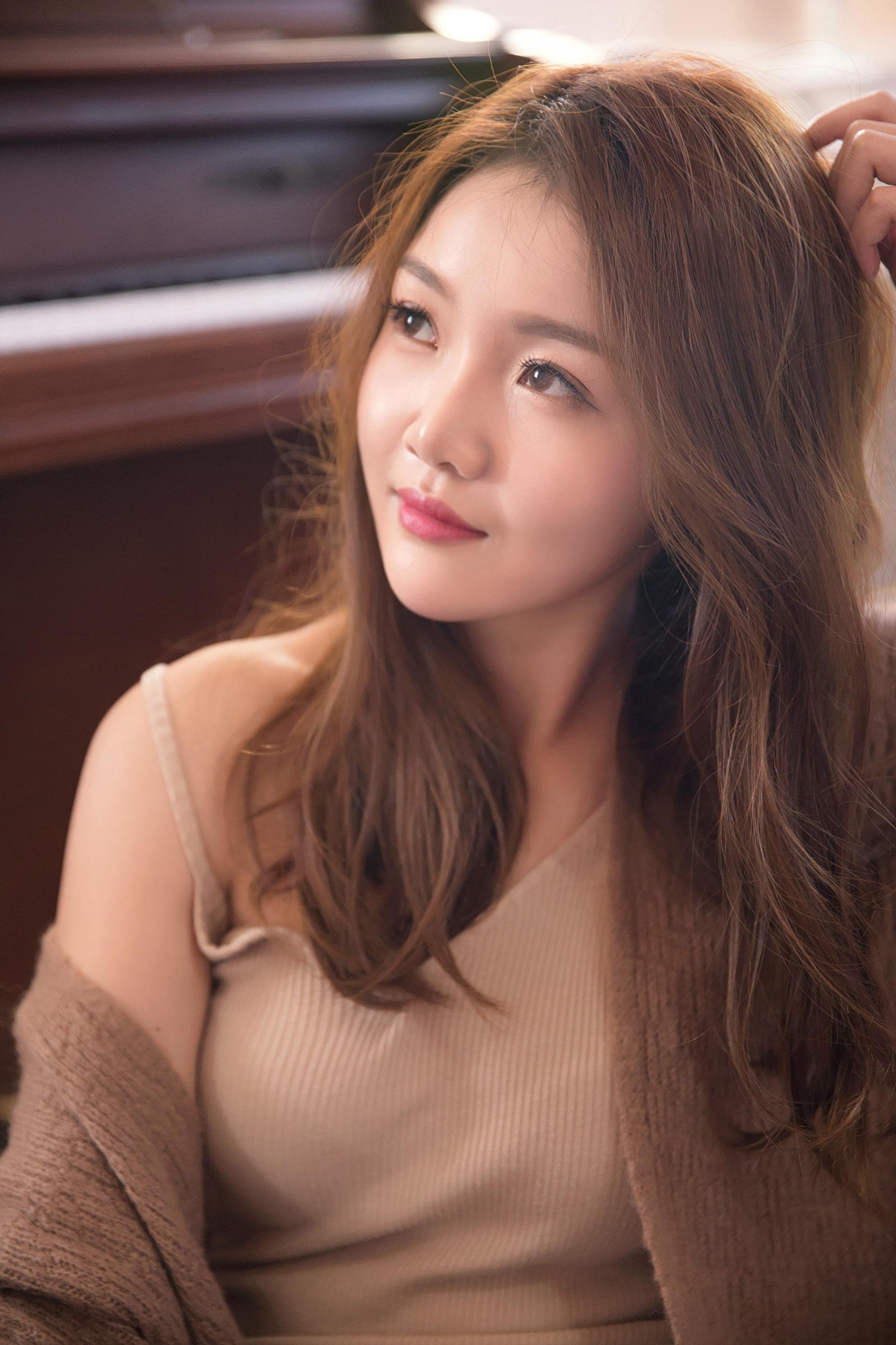 [YALAYI雅拉伊]2022.11.16 可爱的小美人儿 橙色外套加棕色吊带连衣裙居家清纯写真集第4张