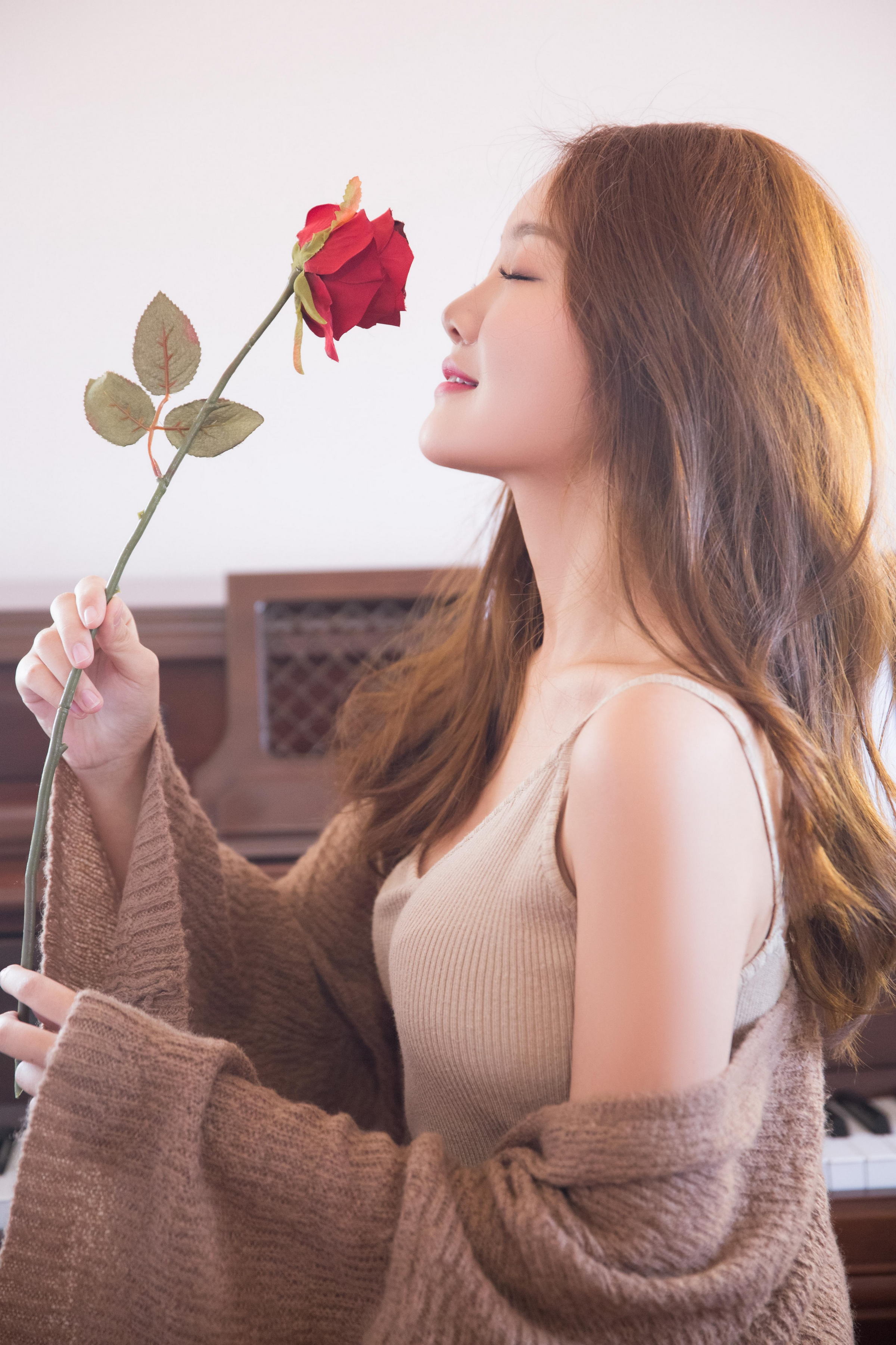 [YALAYI雅拉伊]2022.11.16 可爱的小美人儿 橙色外套加棕色吊带连衣裙居家清纯写真集第10张