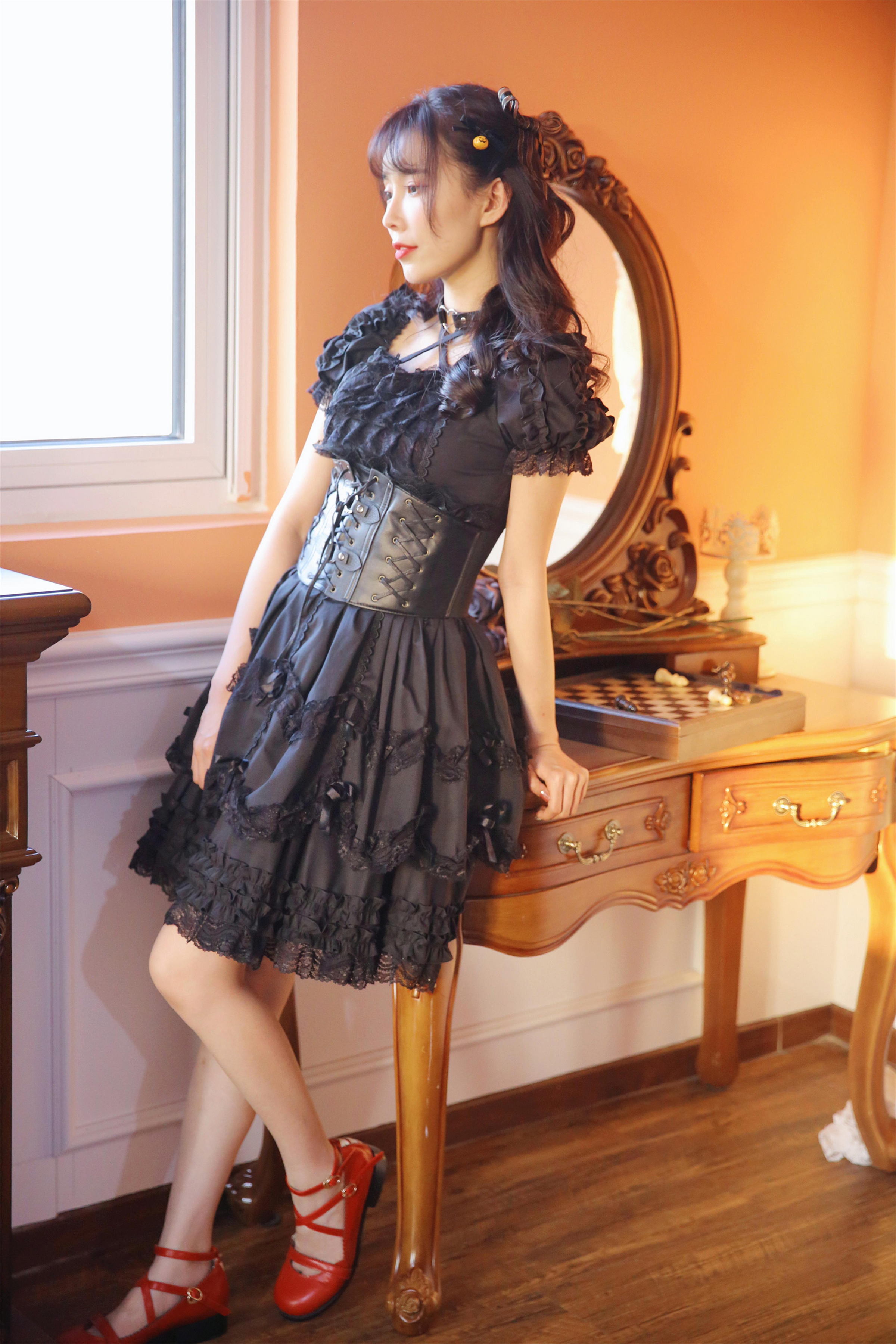 [YALAYI雅拉伊]2022.11.26 性感小妖精 黑色塑身蕾丝连衣裙复古私房写真集第7张